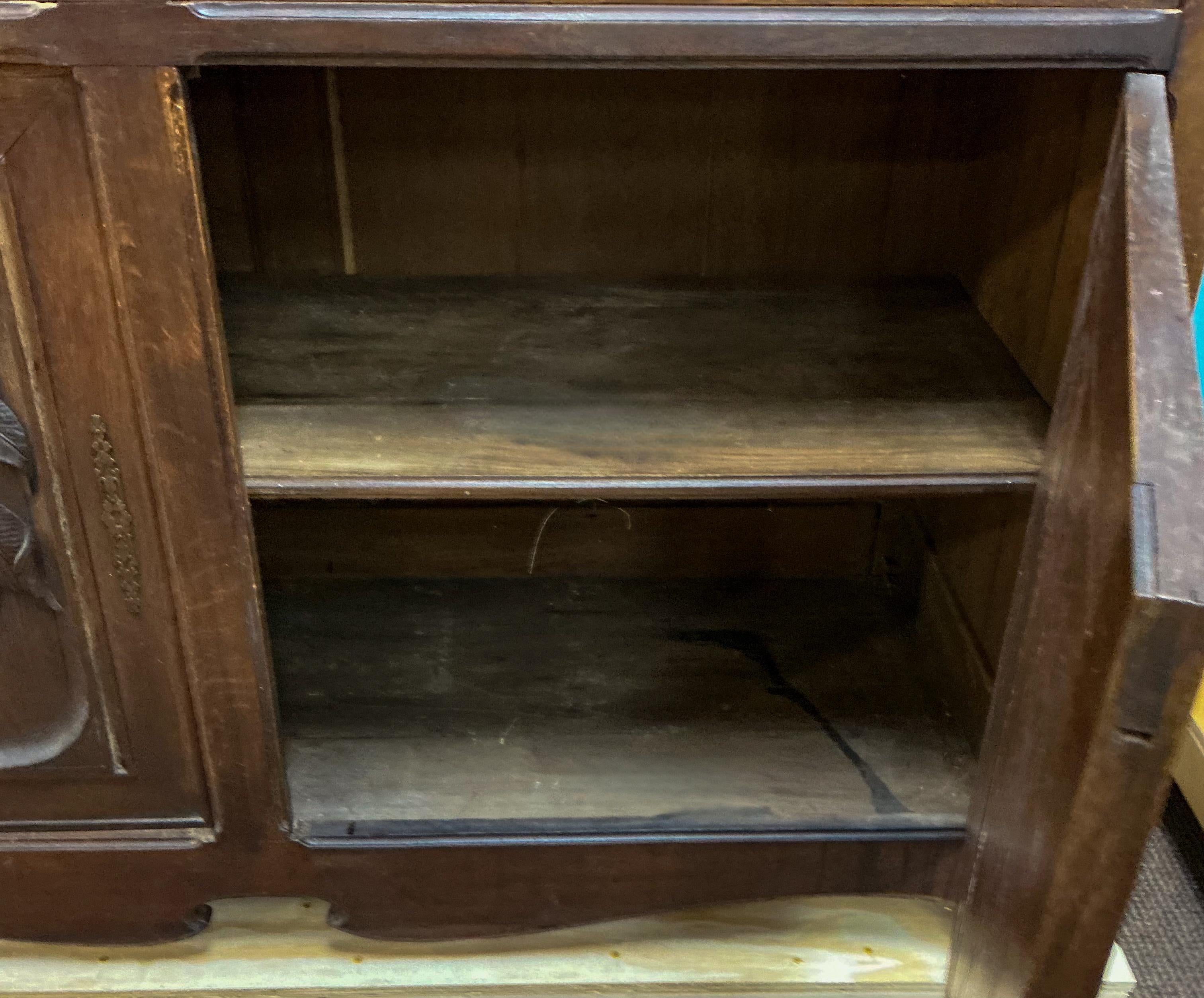 Siglo XIX Art Nouveau francés Roble Tallado  Armario Floral / Aparador / Conejera siglo XIX en venta