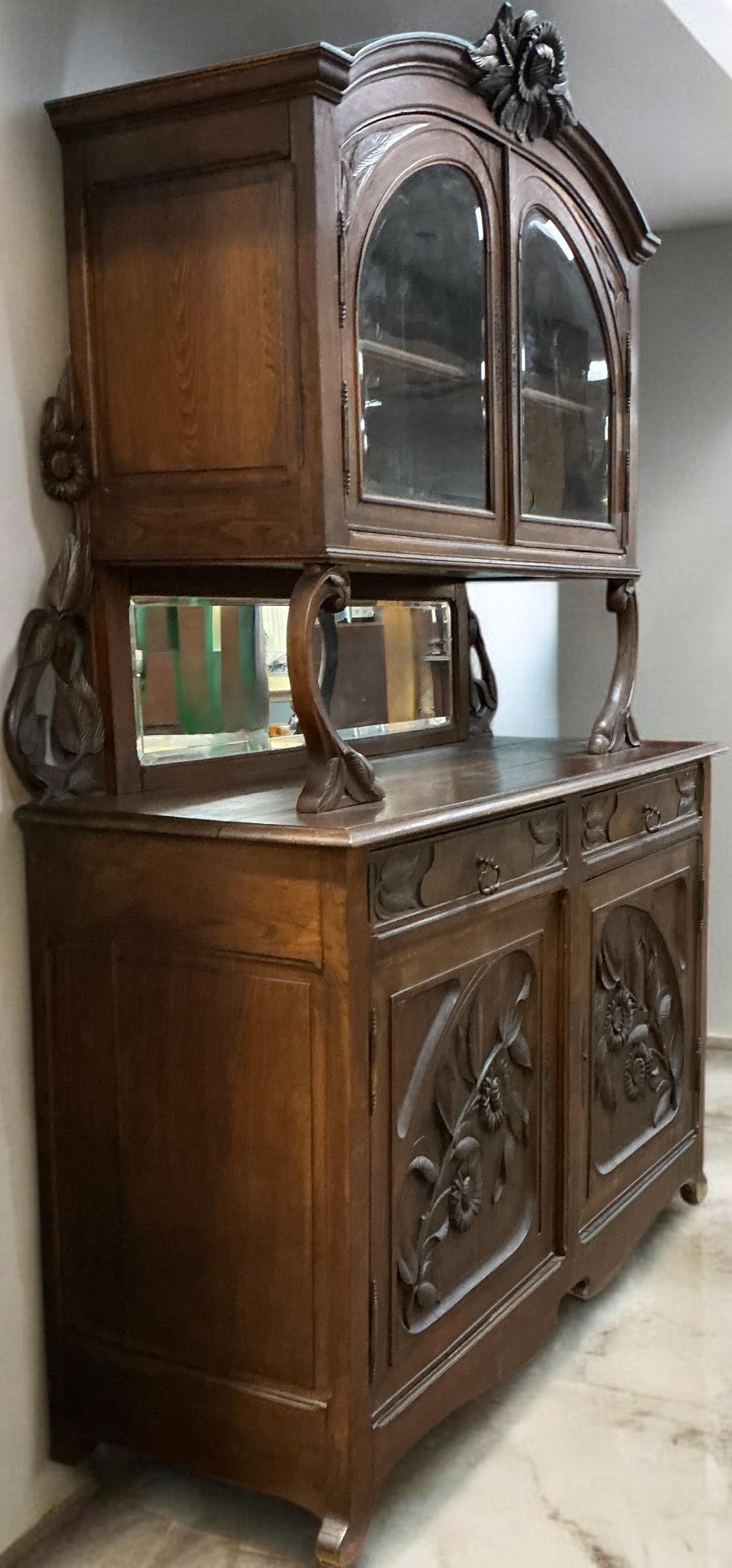 Siglo XIX Art Nouveau francés Roble Tallado  Armario Floral / Aparador / Conejera en venta 1