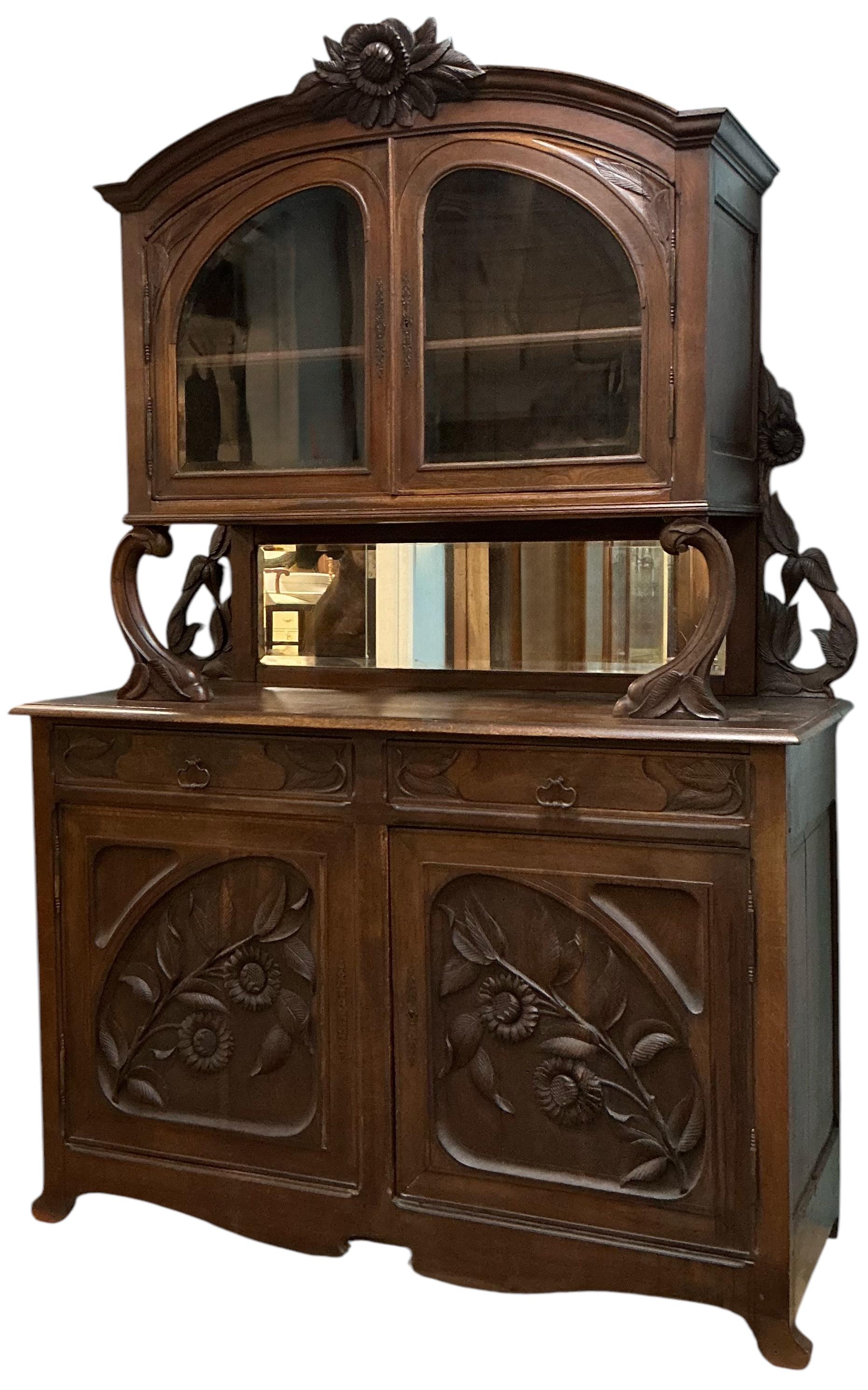 Siglo XIX Art Nouveau francés Roble Tallado  Armario Floral / Aparador / Conejera en venta 2