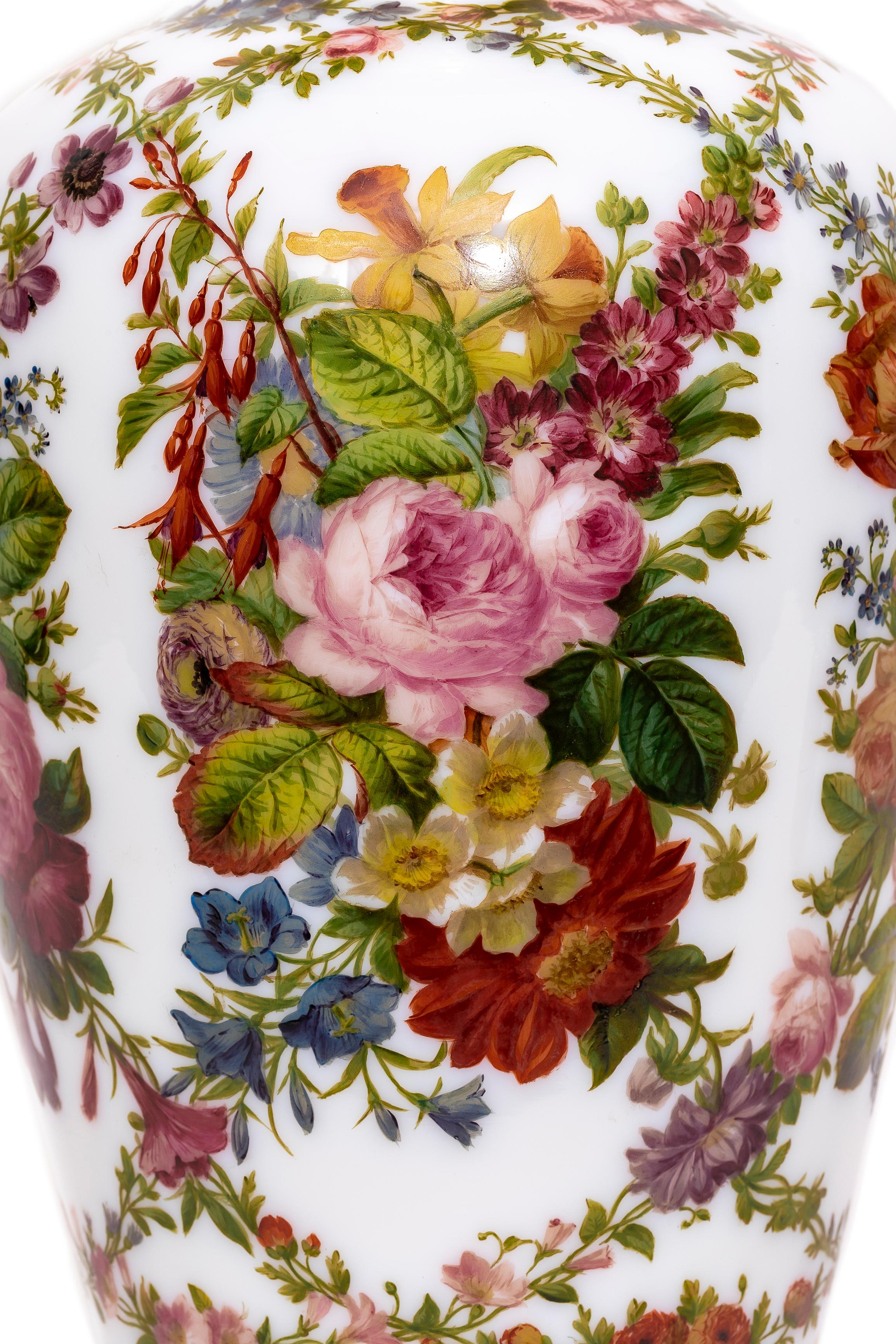 Vase français du 19ème siècle en cristal opalin de Baccarat décoré de fleurs émaillées à la main en vente 2