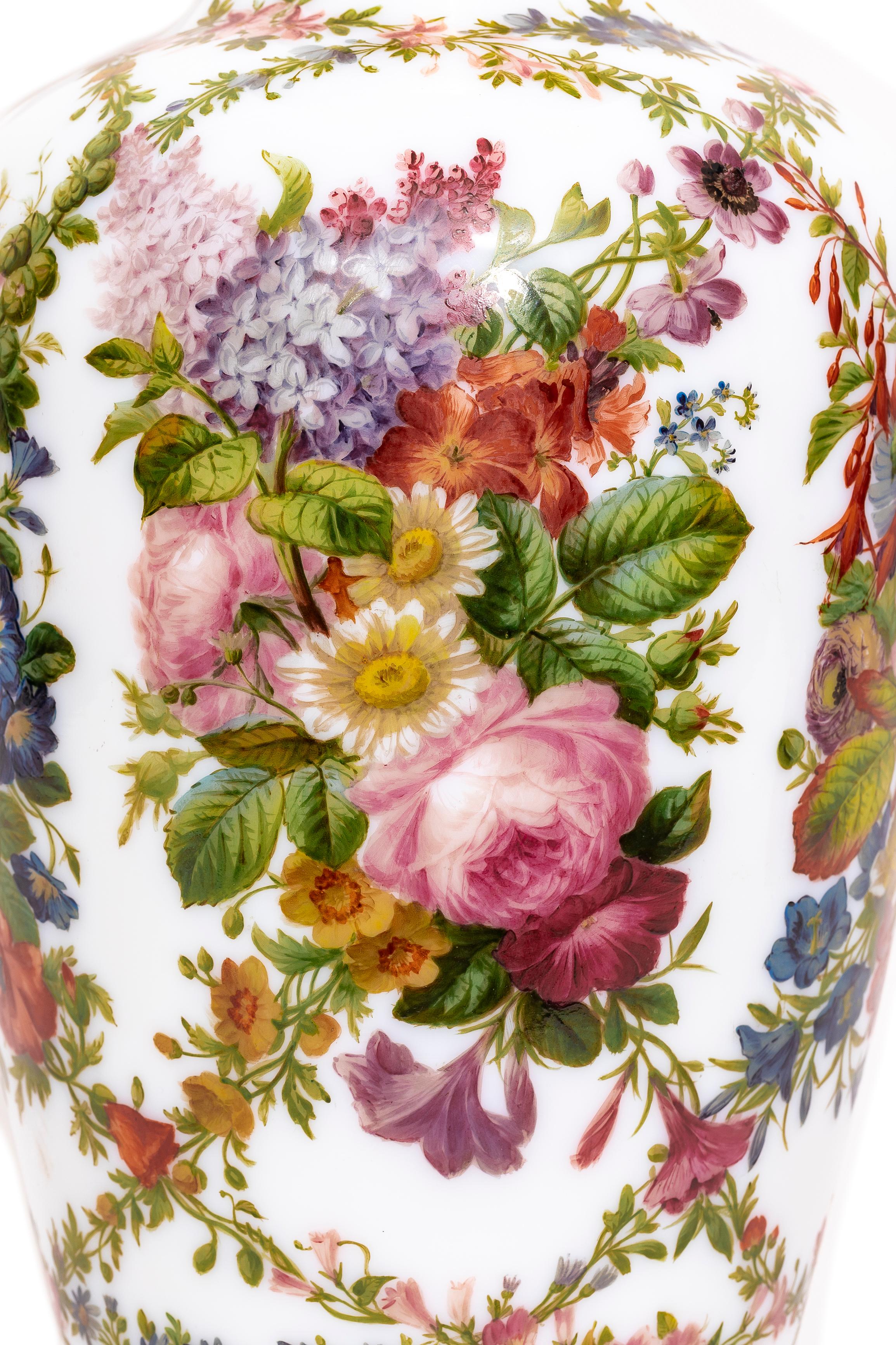 Vase français du 19ème siècle en cristal opalin de Baccarat décoré de fleurs émaillées à la main en vente 3