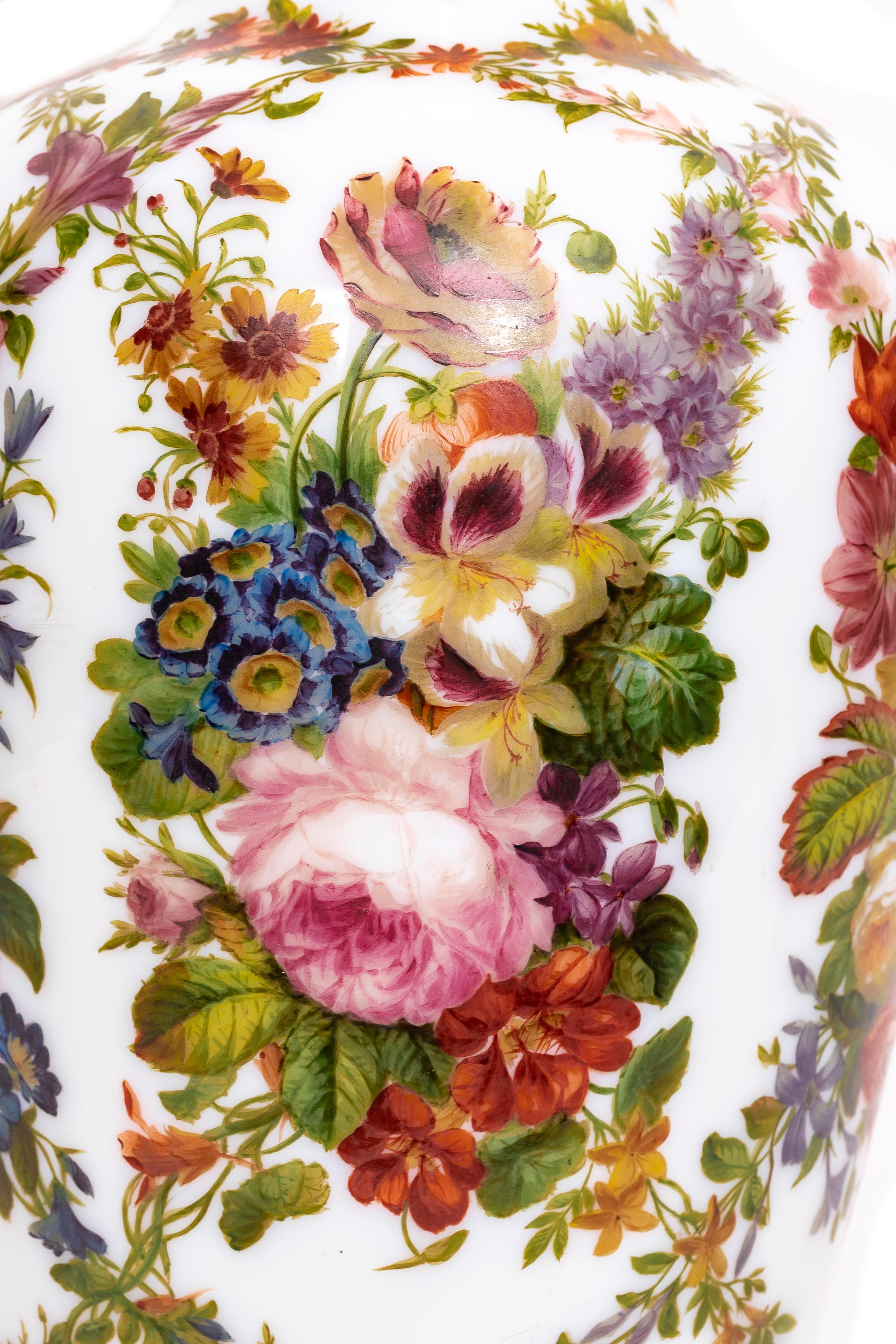 Vase français du 19ème siècle en cristal opalin de Baccarat décoré de fleurs émaillées à la main en vente 5