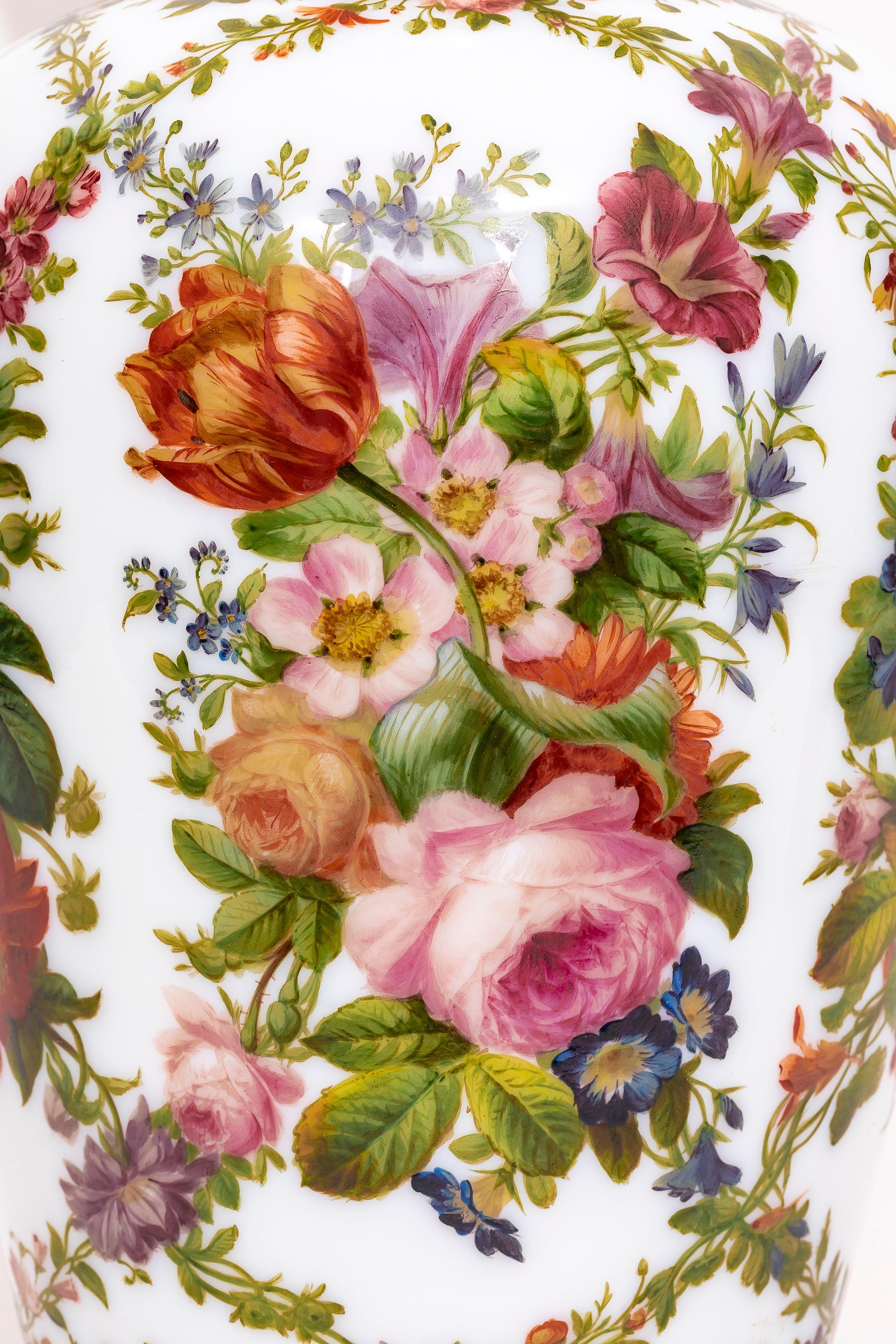 Vase français du 19ème siècle en cristal opalin de Baccarat décoré de fleurs émaillées à la main en vente 6