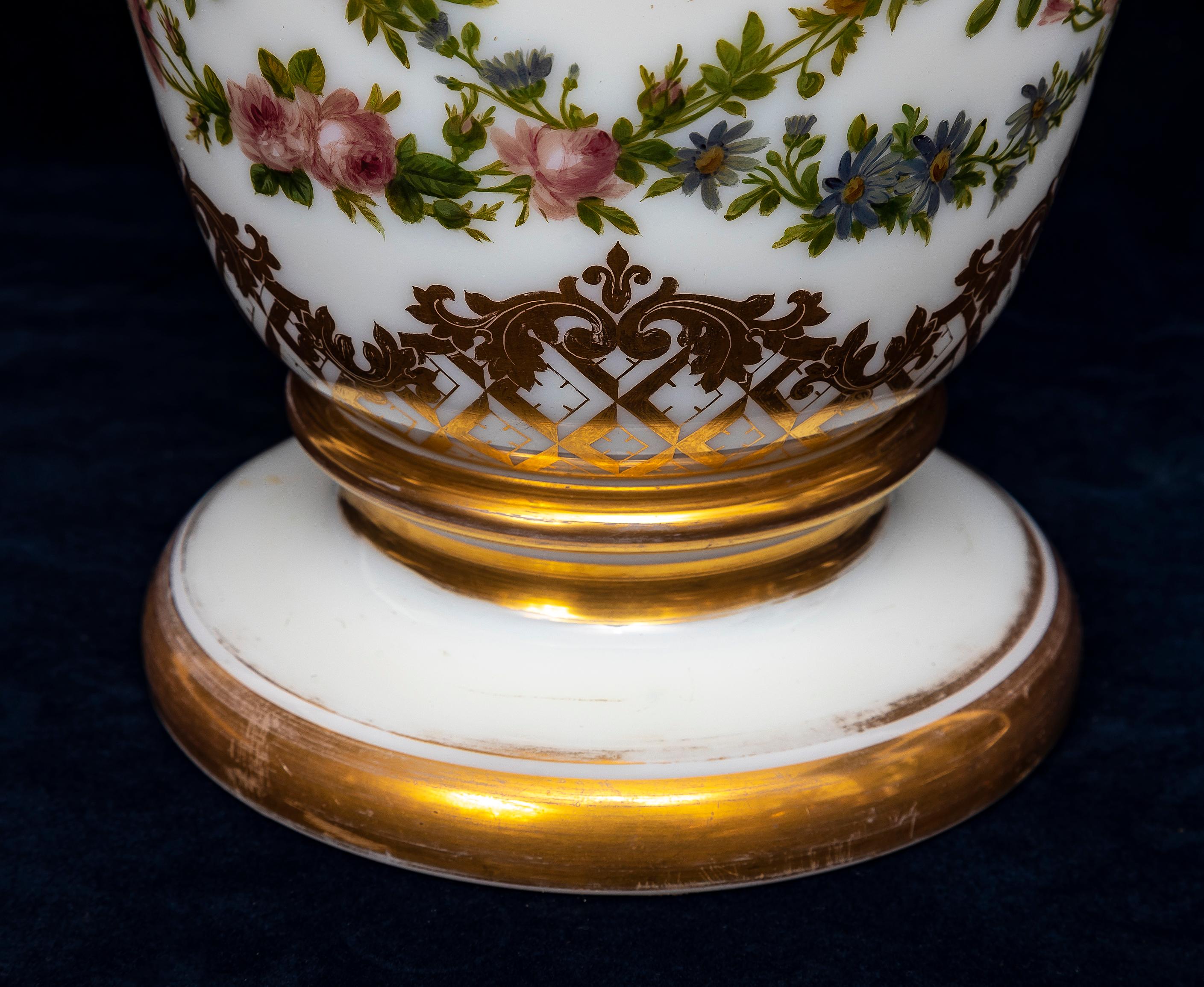 Vase français du 19ème siècle en cristal opalin de Baccarat décoré de fleurs émaillées à la main en vente 8