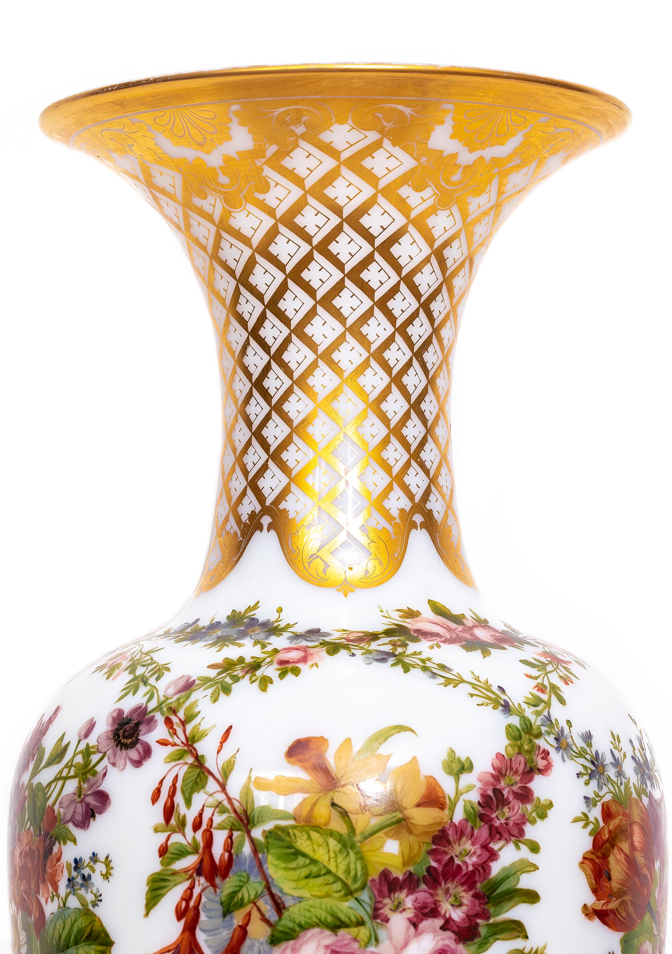 Français Vase français du 19ème siècle en cristal opalin de Baccarat décoré de fleurs émaillées à la main en vente