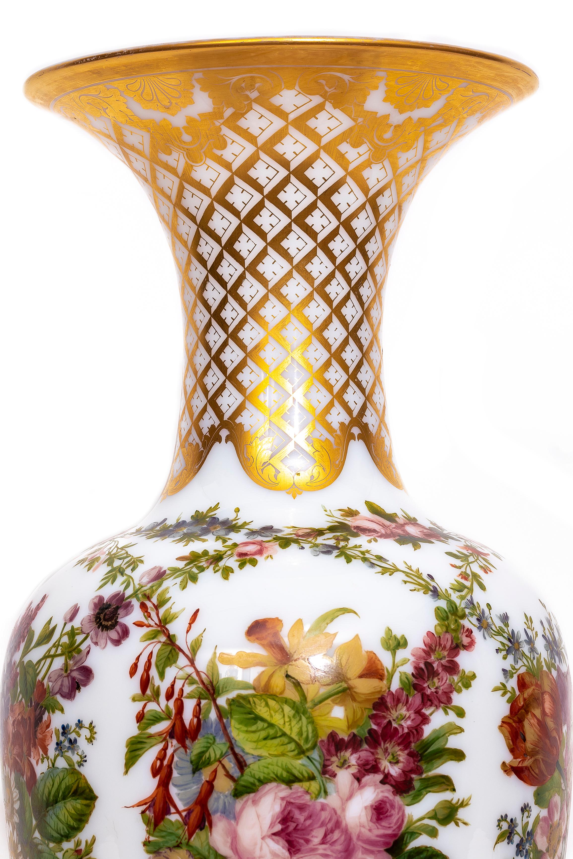 Émaillé Vase français du 19ème siècle en cristal opalin de Baccarat décoré de fleurs émaillées à la main en vente