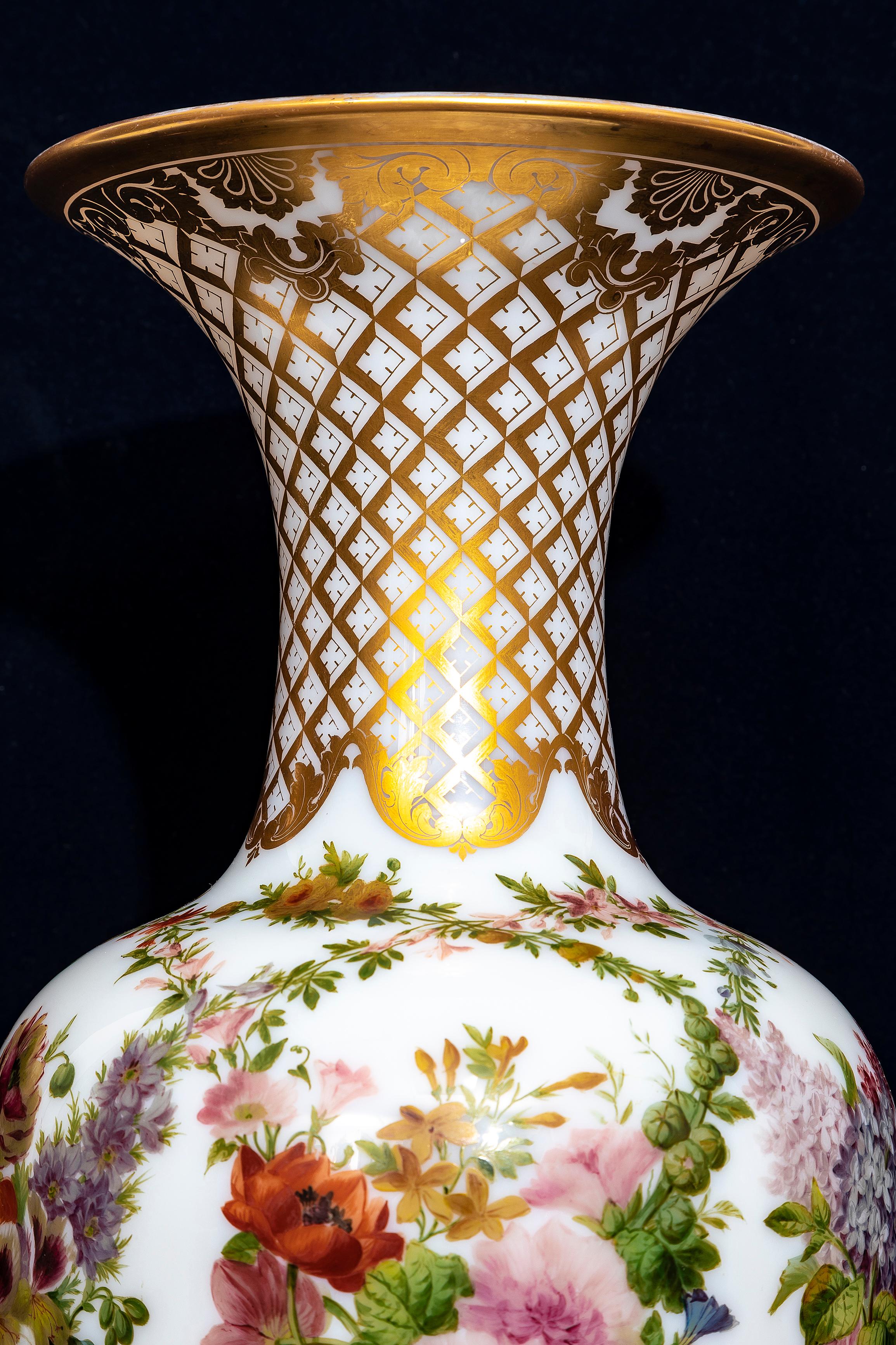Vase français du 19ème siècle en cristal opalin de Baccarat décoré de fleurs émaillées à la main Bon état - En vente à New York, NY