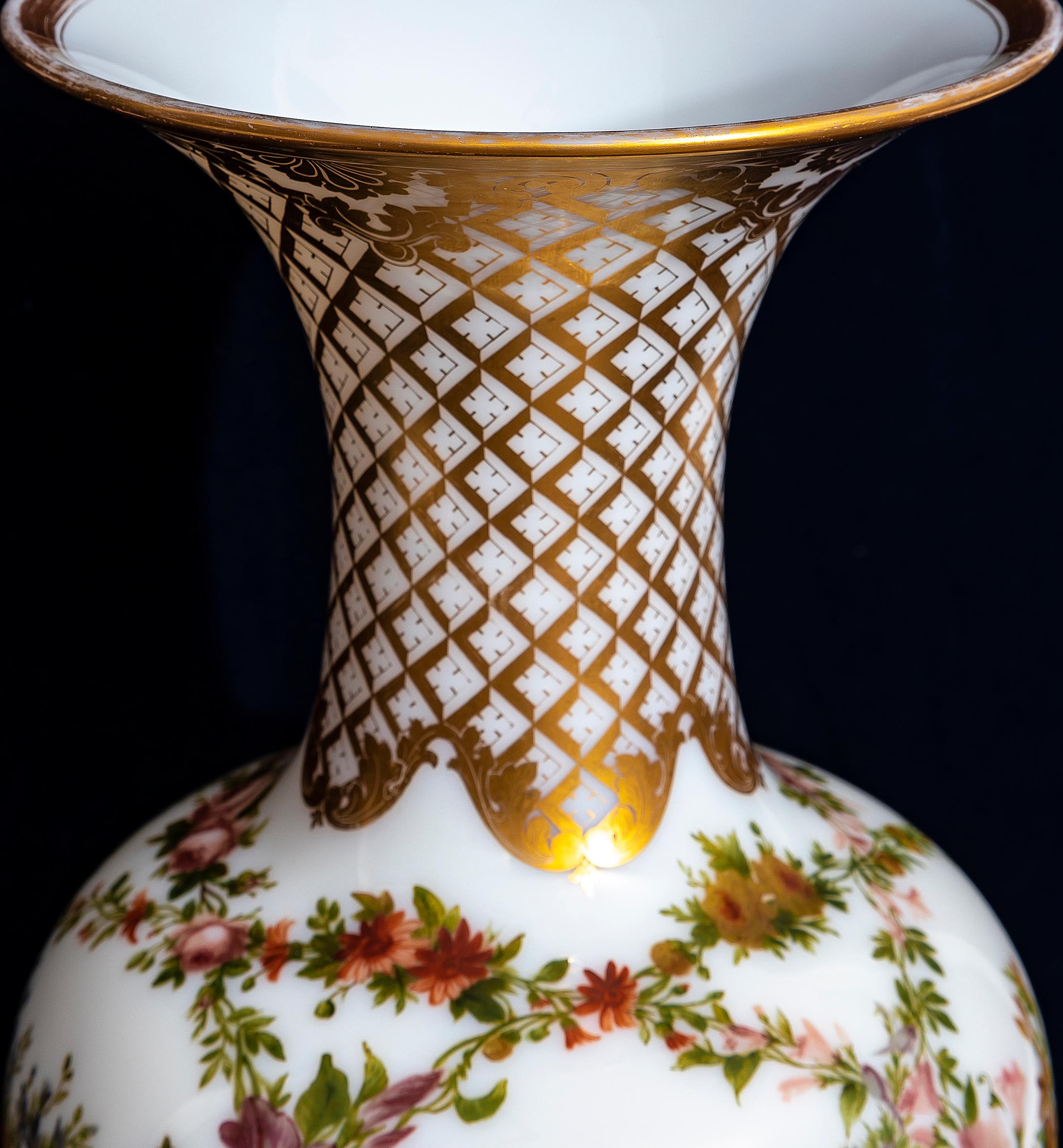 Milieu du XIXe siècle Vase français du 19ème siècle en cristal opalin de Baccarat décoré de fleurs émaillées à la main en vente