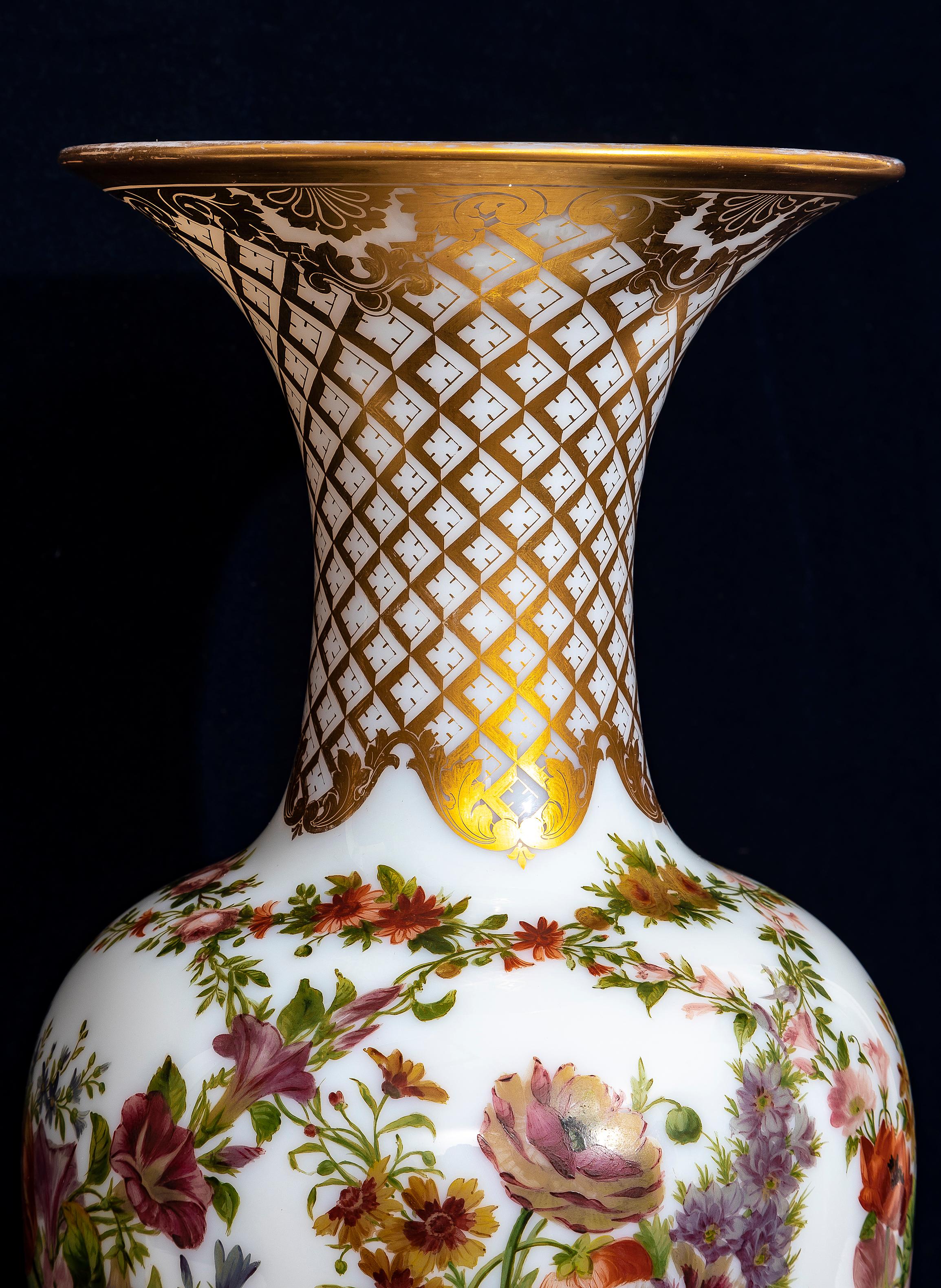 Cristal Vase français du 19ème siècle en cristal opalin de Baccarat décoré de fleurs émaillées à la main en vente