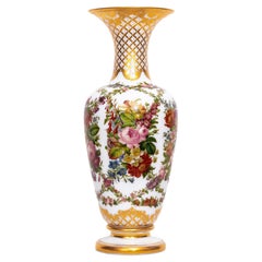 Vaso di cristallo opalino French Baccarat del XIX secolo con decorazione floreale incisa a mano