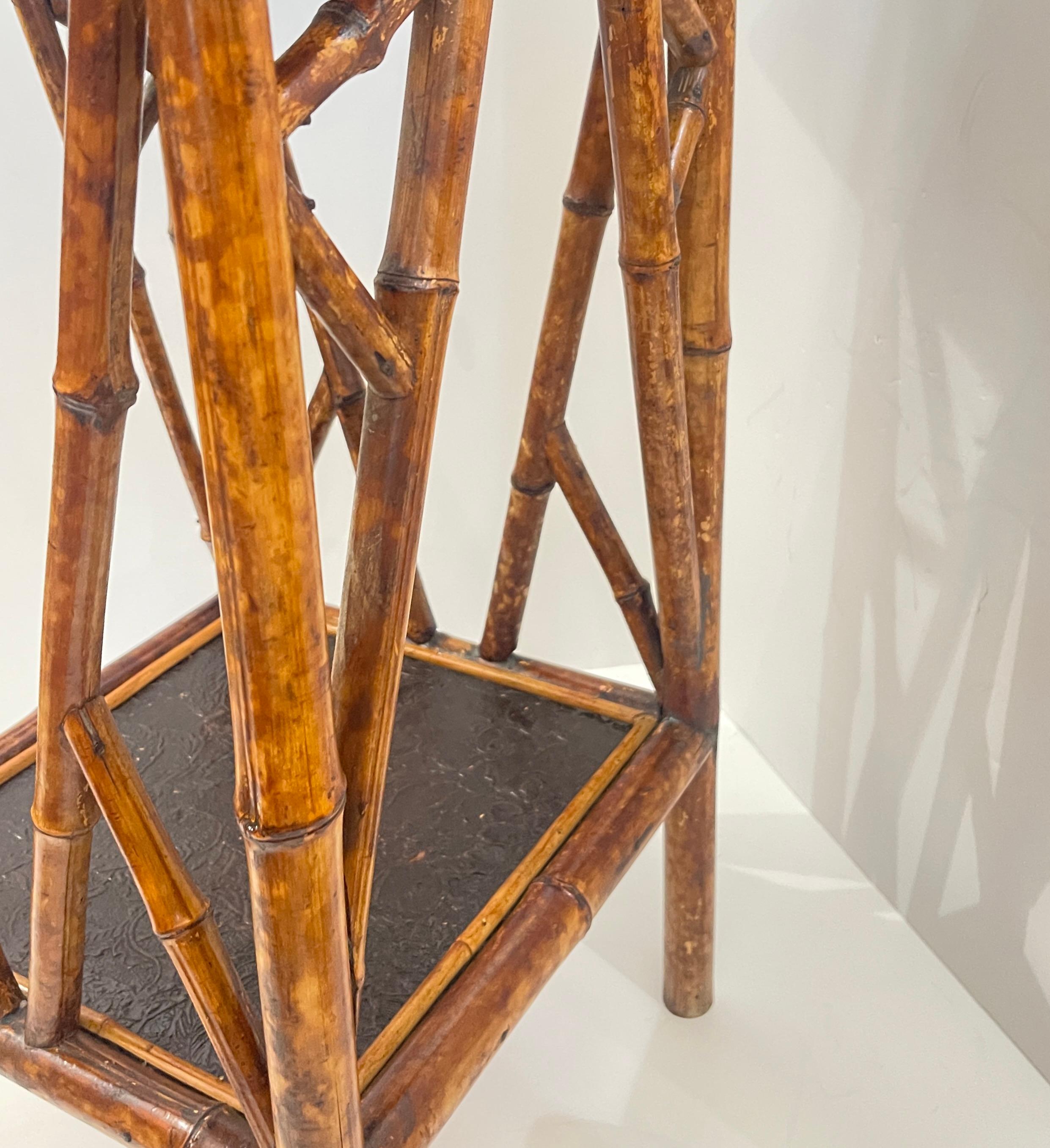 Bambú francés del s. XIX &  Laca Intrincada 2 Gradas Chinoiserie Extremo  Mesa en venta 5