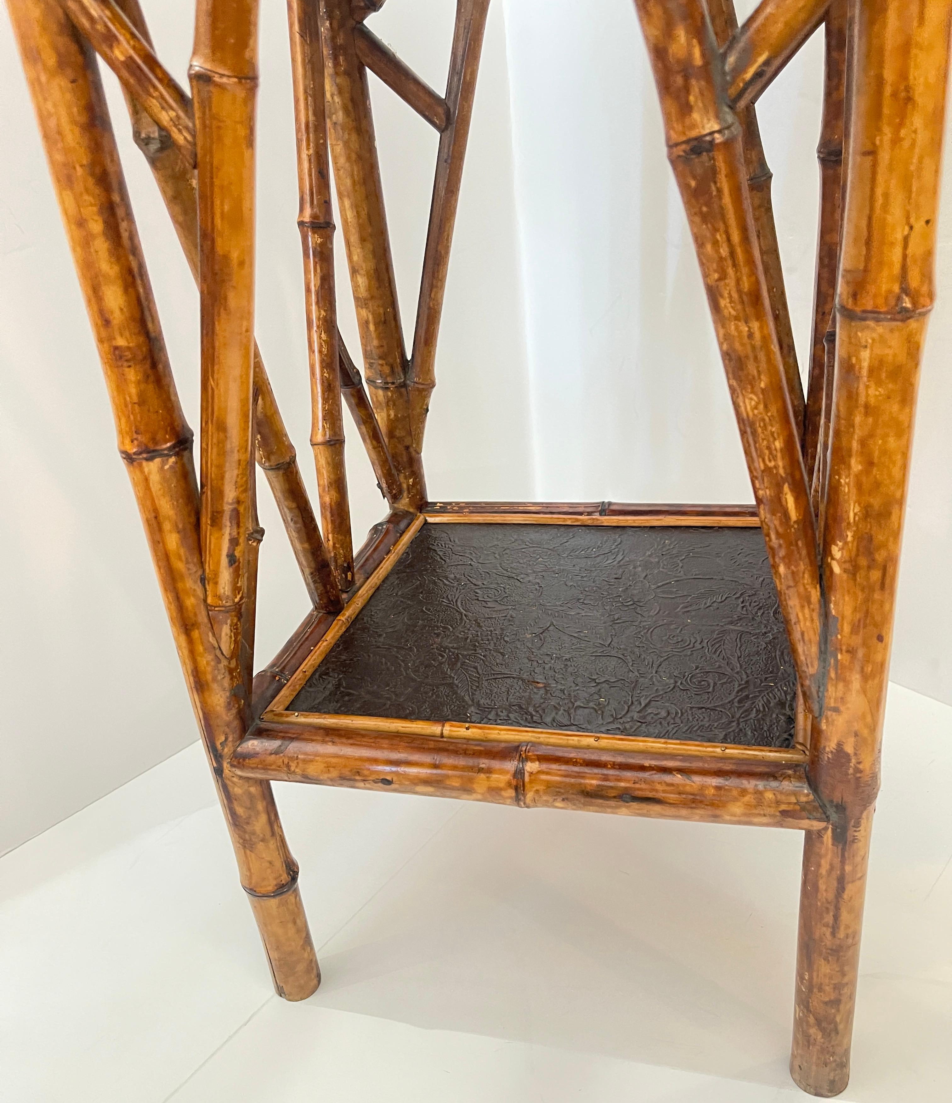 Bambú francés del s. XIX &  Laca Intrincada 2 Gradas Chinoiserie Extremo  Mesa en venta 6