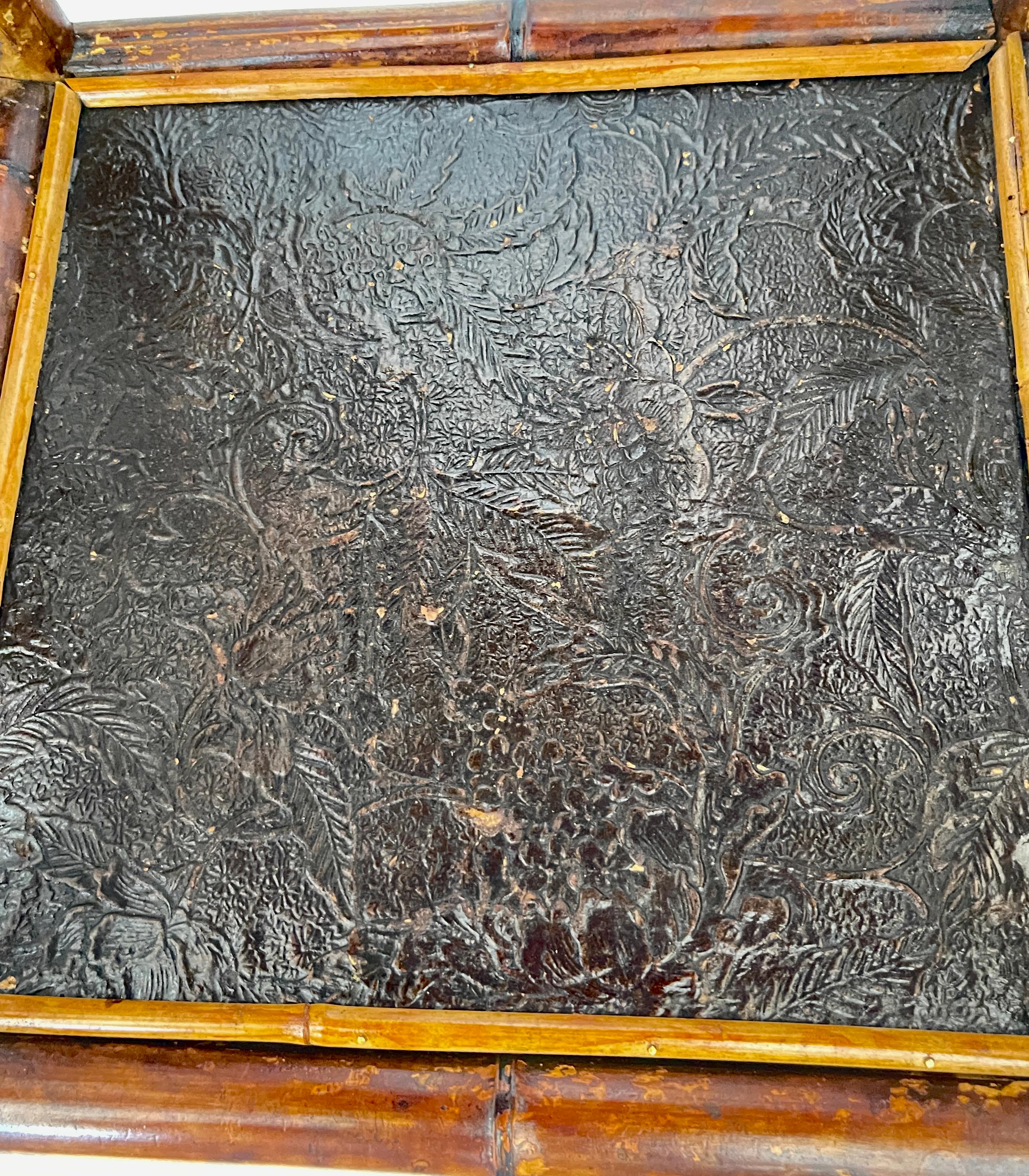 Bambú francés del s. XIX &  Laca Intrincada 2 Gradas Chinoiserie Extremo  Mesa en venta 7