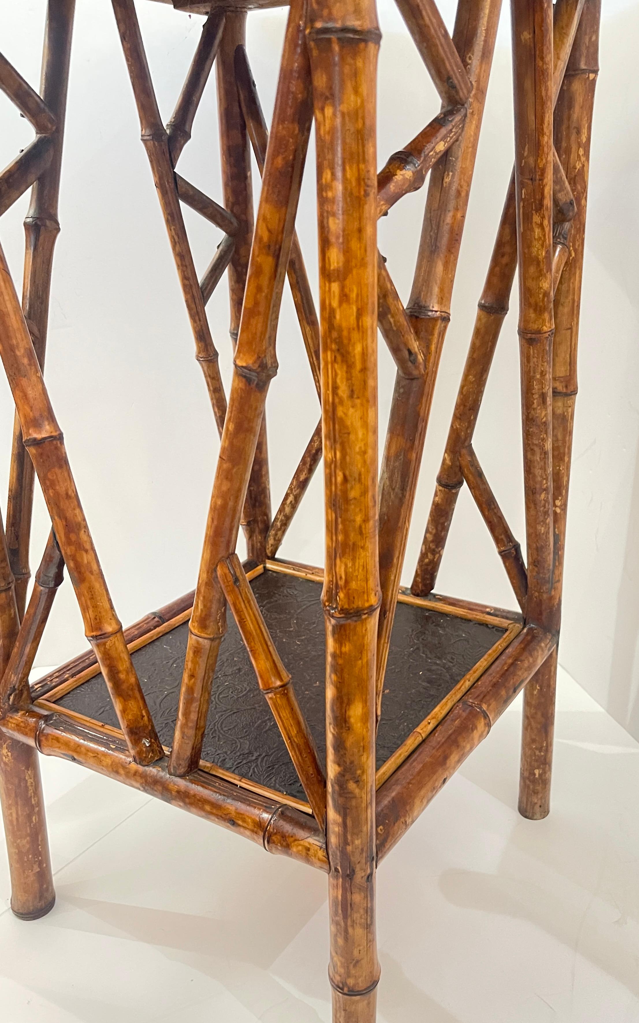 Bambú francés del s. XIX &  Laca Intrincada 2 Gradas Chinoiserie Extremo  Mesa en venta 8
