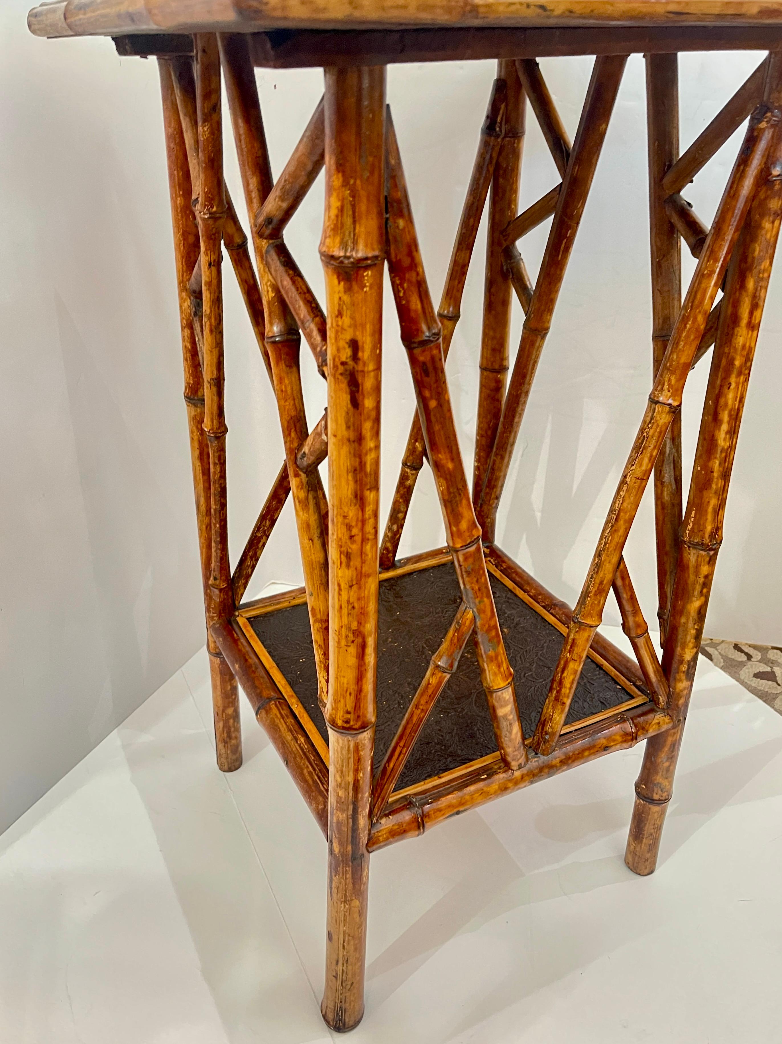 Bambú francés del s. XIX &  Laca Intrincada 2 Gradas Chinoiserie Extremo  Mesa en venta 9