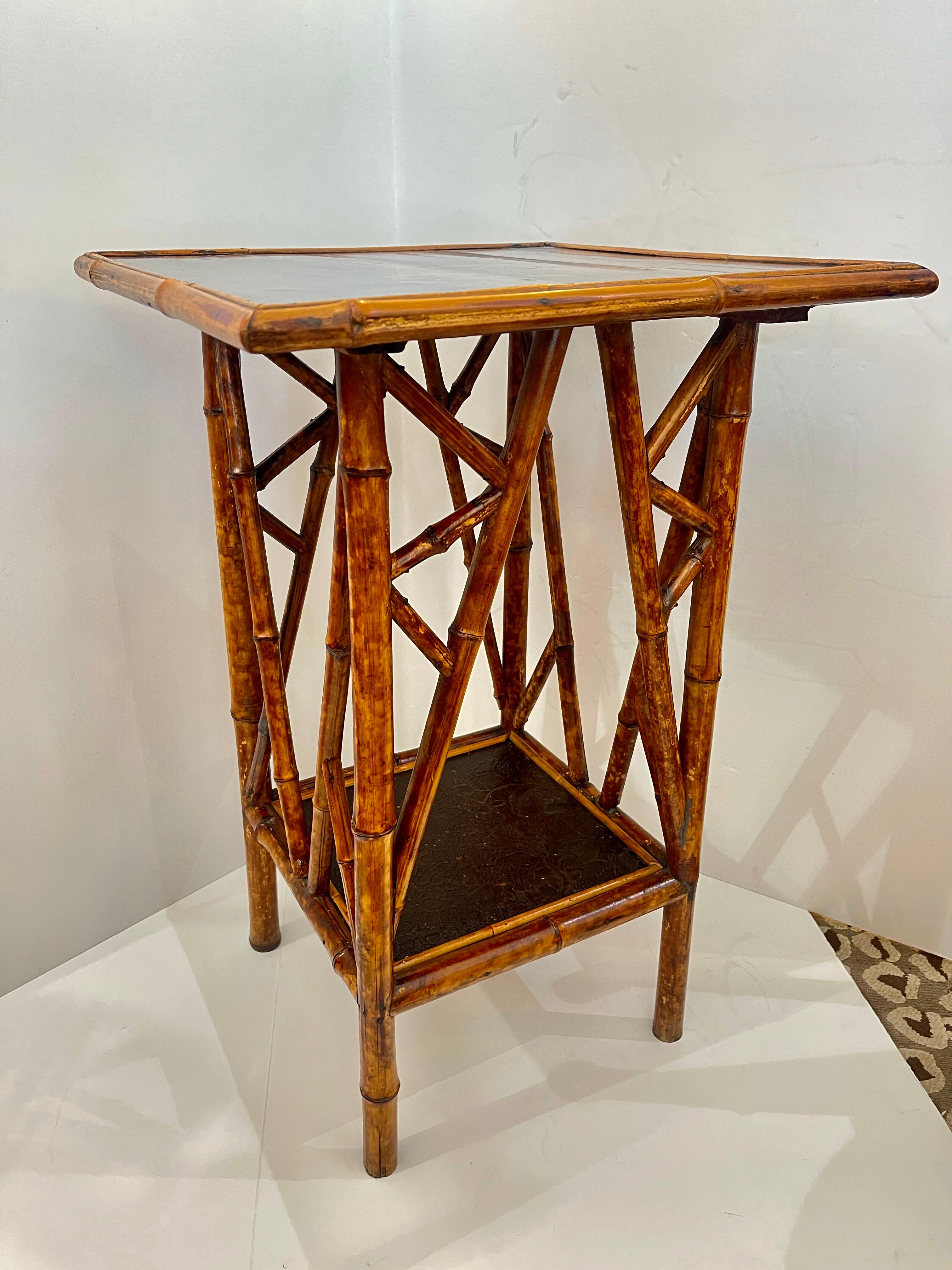 Acaba de llegar para tu disfrute, este excepcional y en muy buen estado original, francés del 19T. C. Chinoiserie  Mesa auxiliar de 2 niveles de bambú y laca, C.1880.
Esta maravillosa mesa como una intrincada estructura de bambú en muy buen estado,