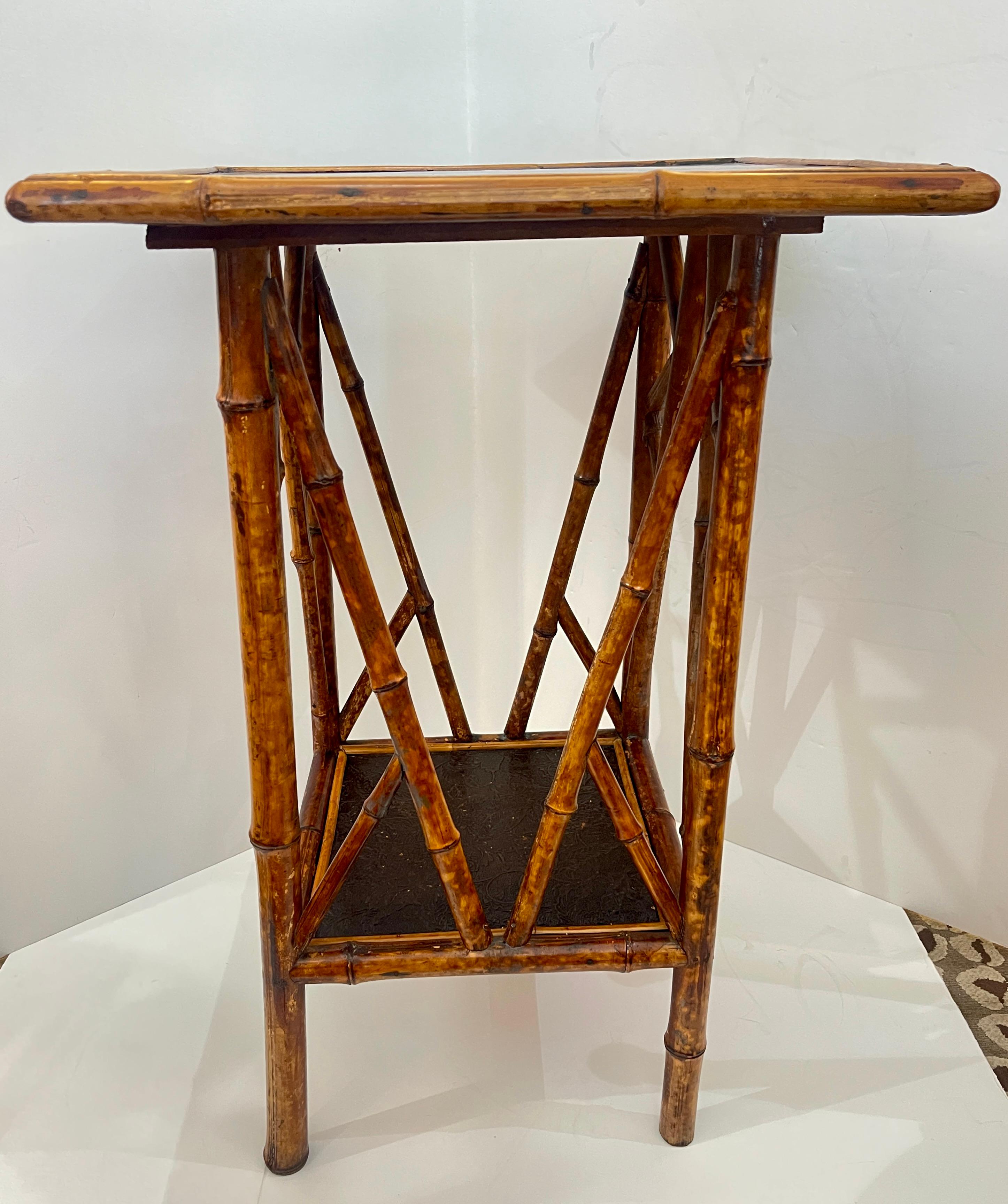 Bambú francés del s. XIX &  Laca Intrincada 2 Gradas Chinoiserie Extremo  Mesa Hecho a mano en venta