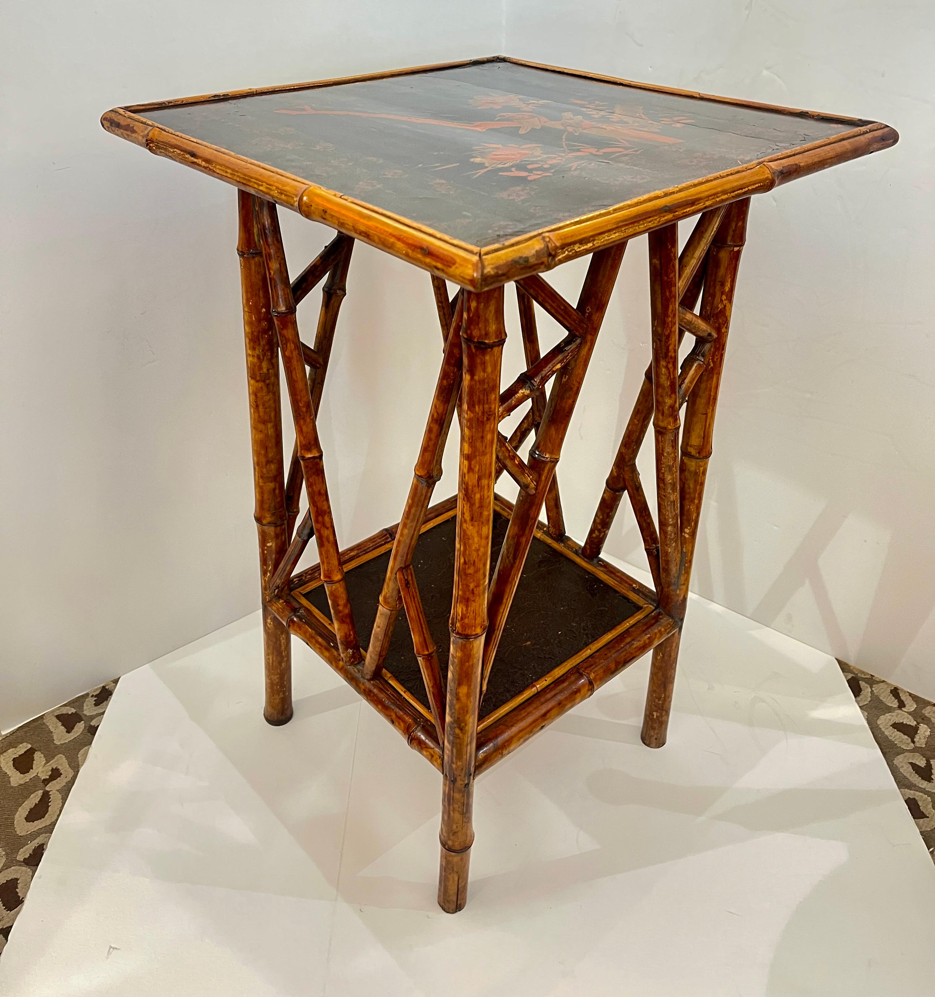 Bambú francés del s. XIX &  Laca Intrincada 2 Gradas Chinoiserie Extremo  Mesa en Bueno estado para la venta en West Palm Beach, FL