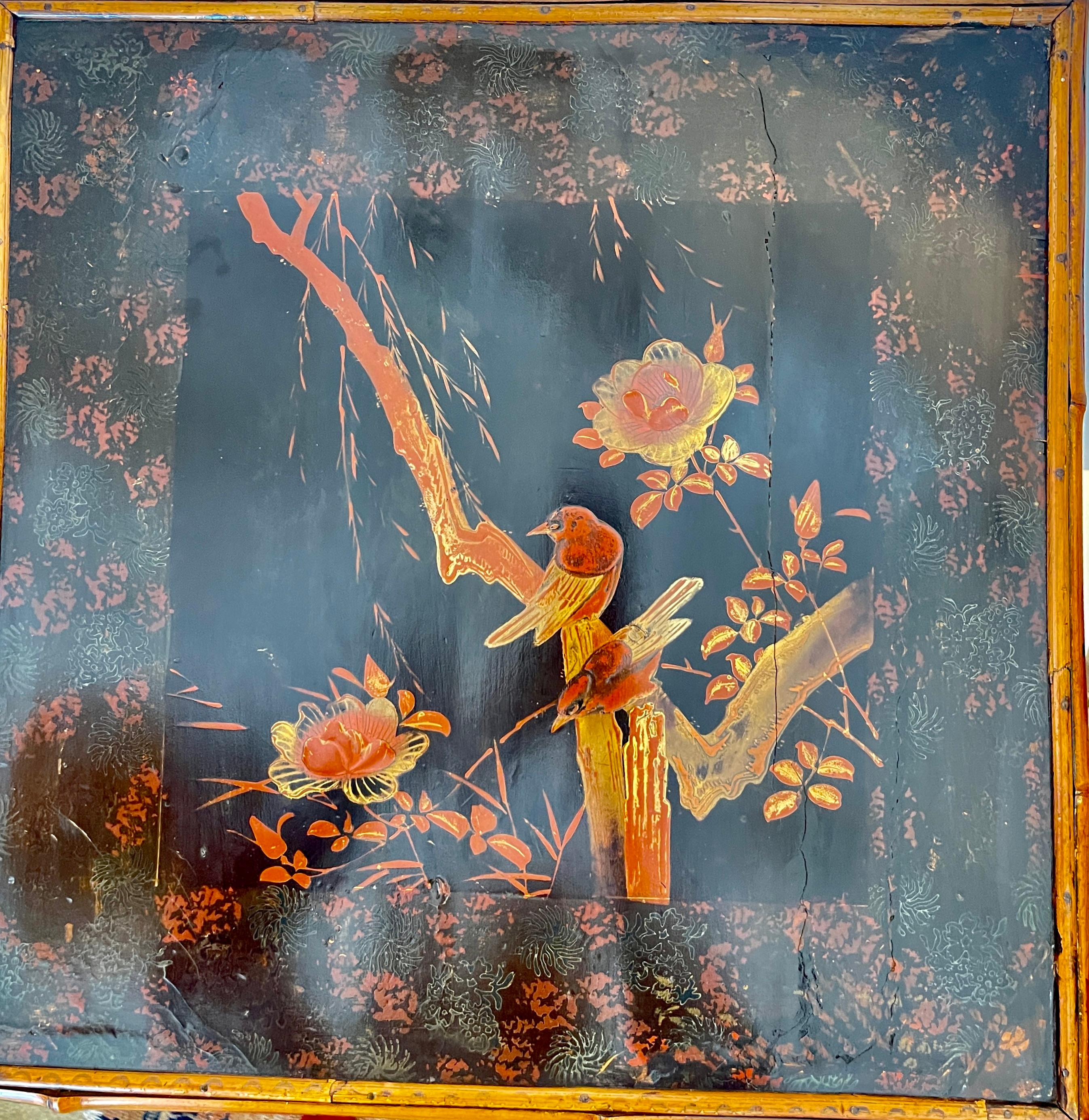 Bambú francés del s. XIX &  Laca Intrincada 2 Gradas Chinoiserie Extremo  Mesa en venta 1