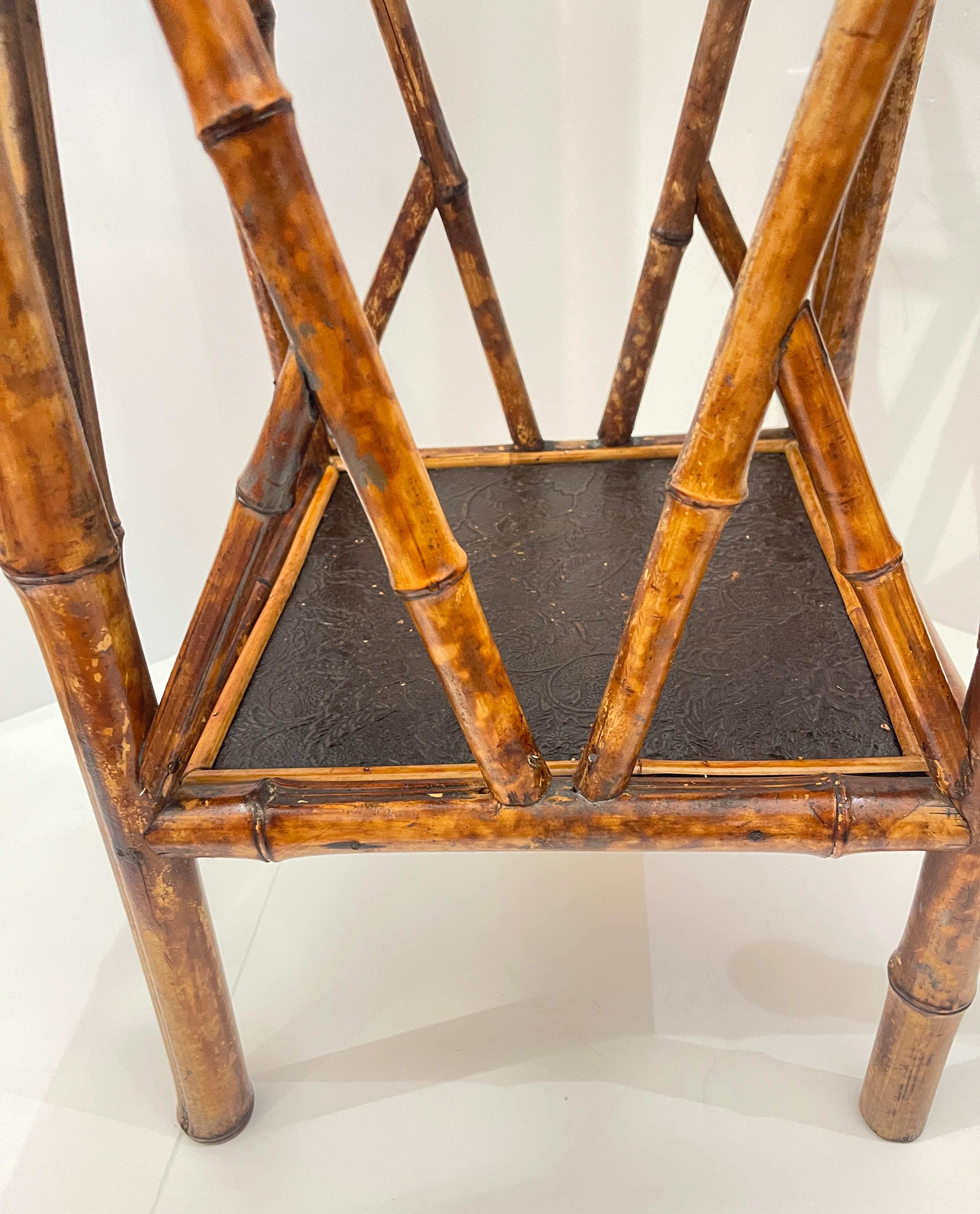 Bambú francés del s. XIX &  Laca Intrincada 2 Gradas Chinoiserie Extremo  Mesa en venta 2