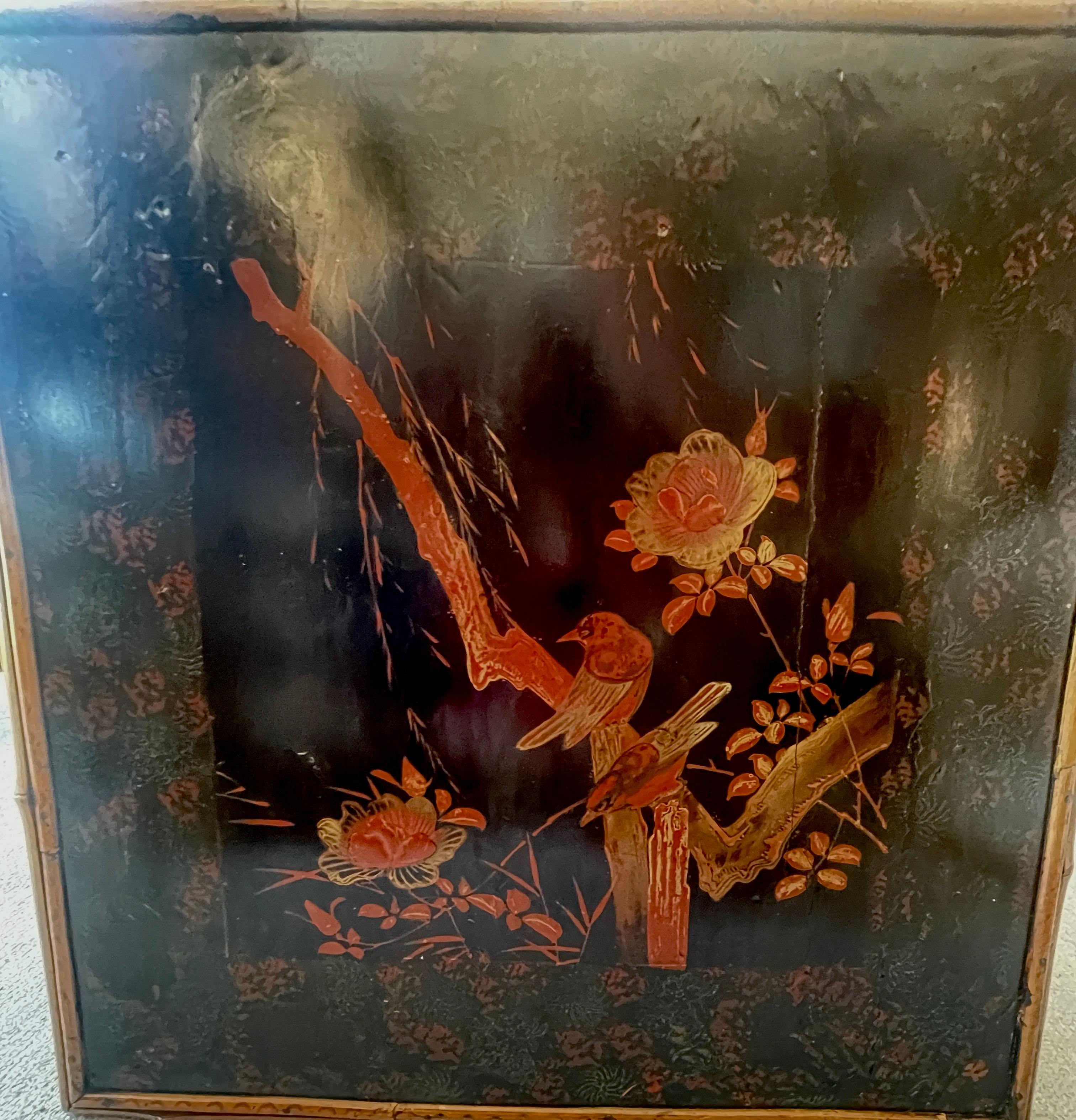 Bambú francés del s. XIX &  Laca Intrincada 2 Gradas Chinoiserie Extremo  Mesa en venta 3
