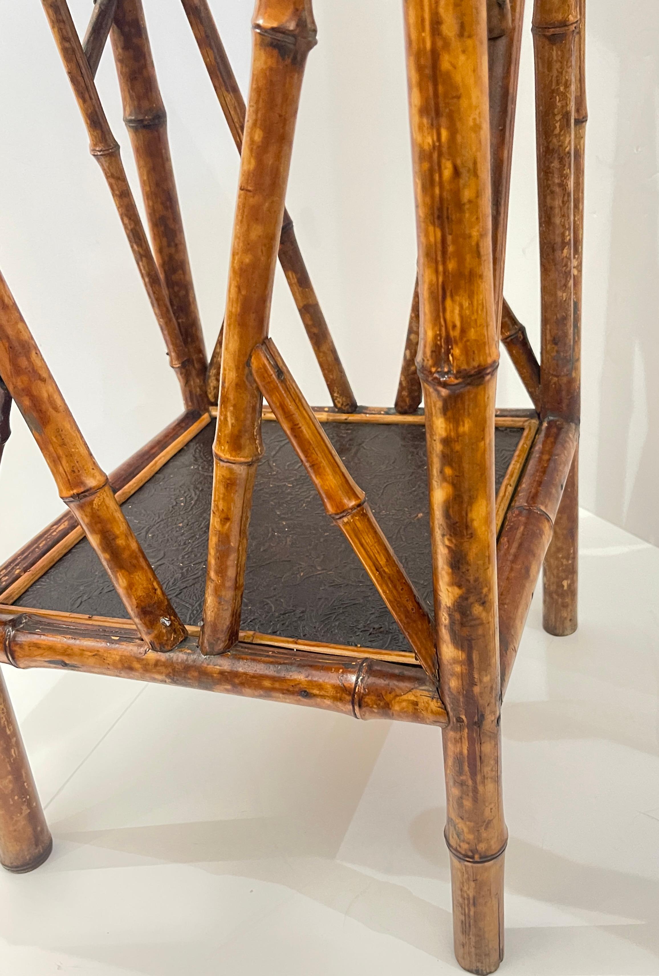 Bambú francés del s. XIX &  Laca Intrincada 2 Gradas Chinoiserie Extremo  Mesa en venta 4