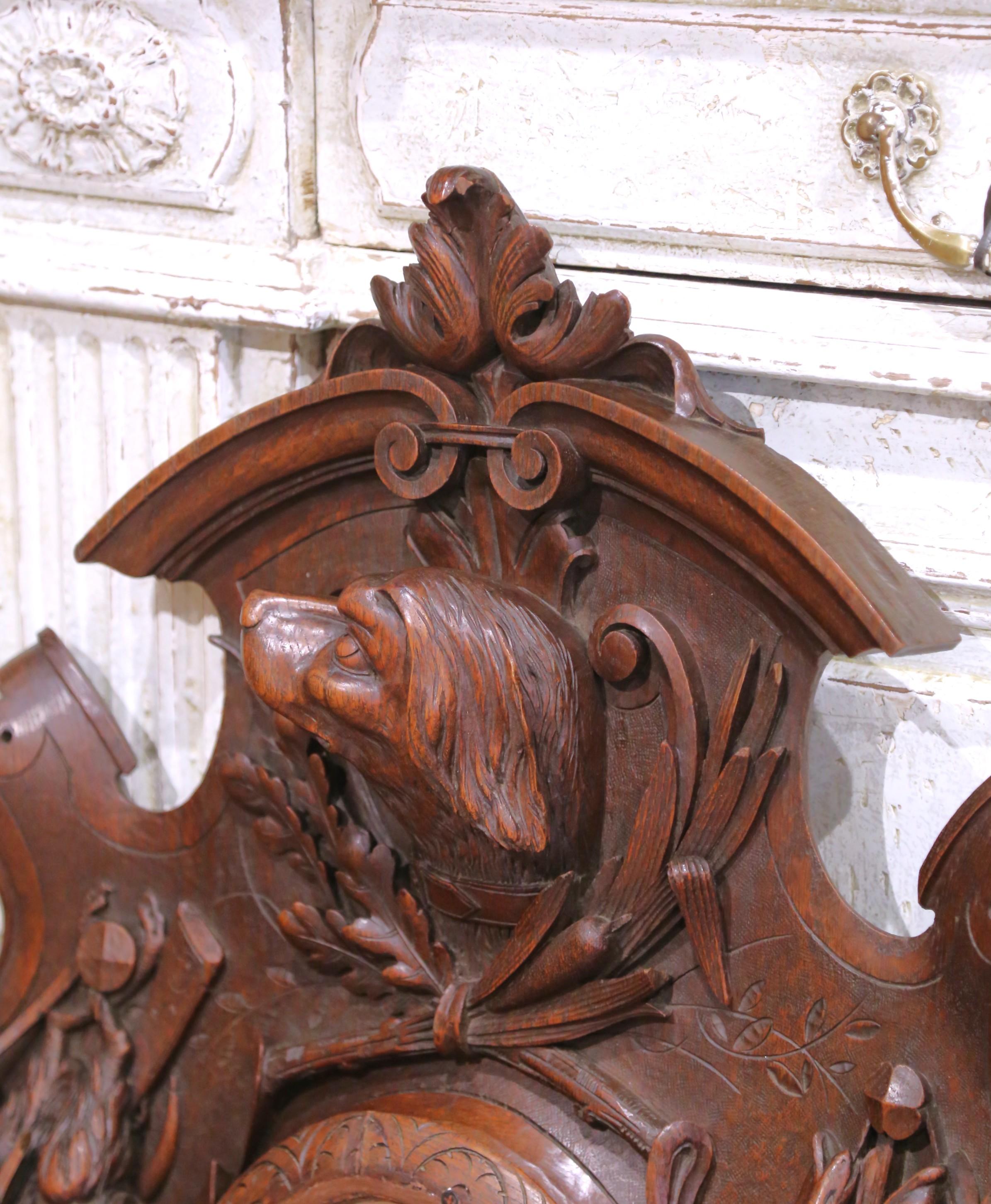 Panel de caza de pared francés del siglo XIX tallado en nogal de la Selva Negra con espejo central Bosque negro en venta