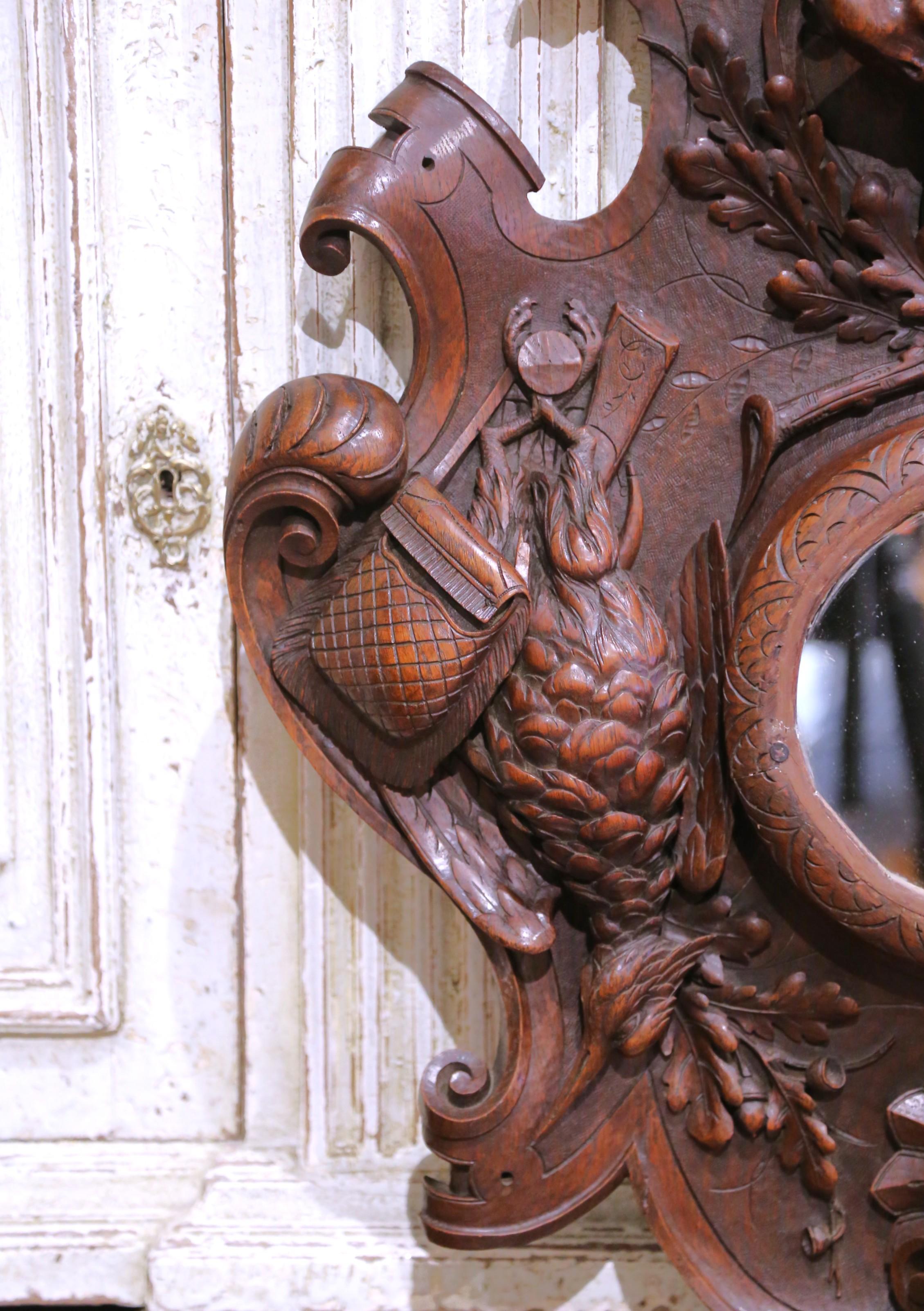 Panel de caza de pared francés del siglo XIX tallado en nogal de la Selva Negra con espejo central Francés en venta