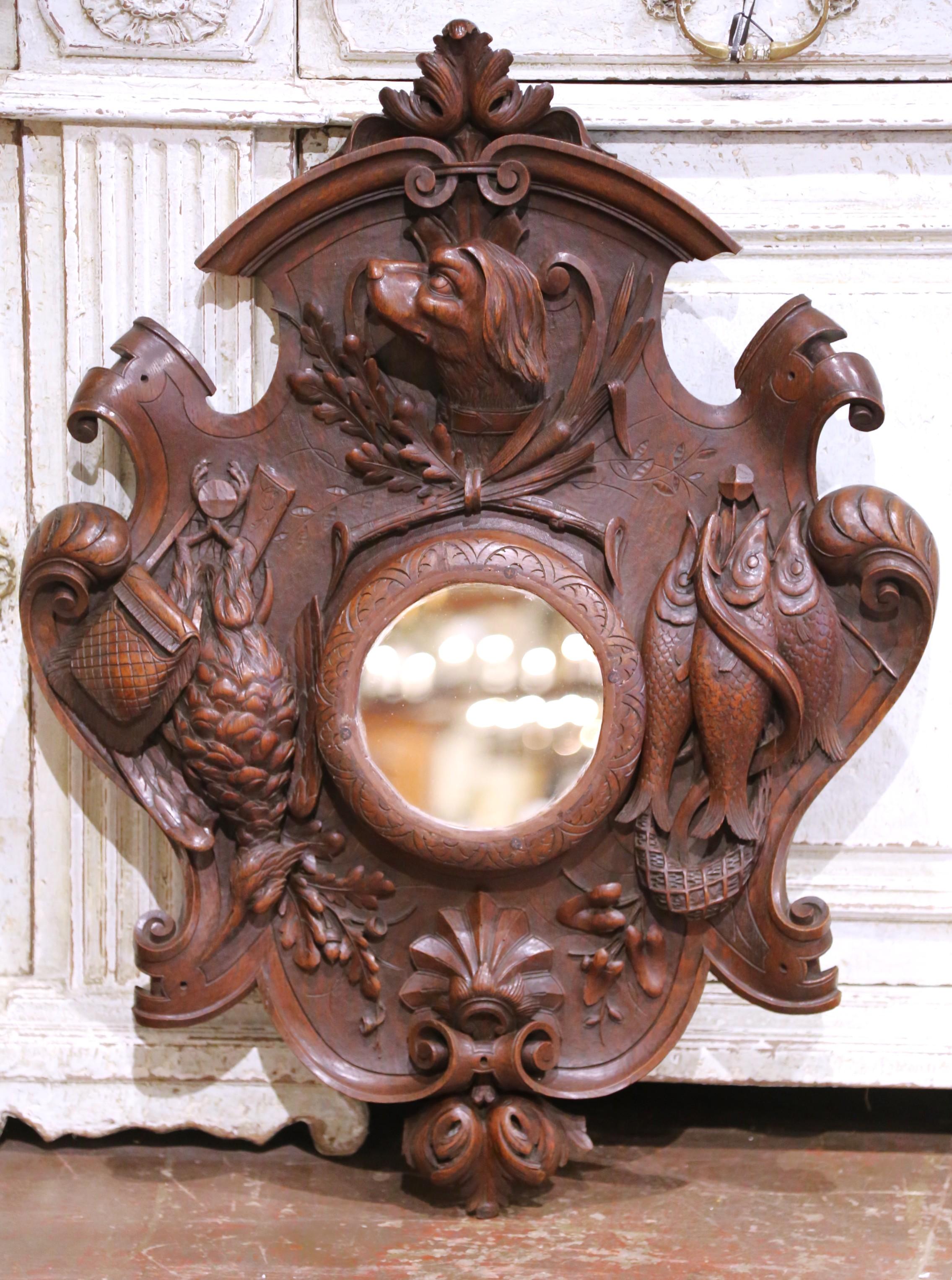 Panel de caza de pared francés del siglo XIX tallado en nogal de la Selva Negra con espejo central Tallado a mano en venta