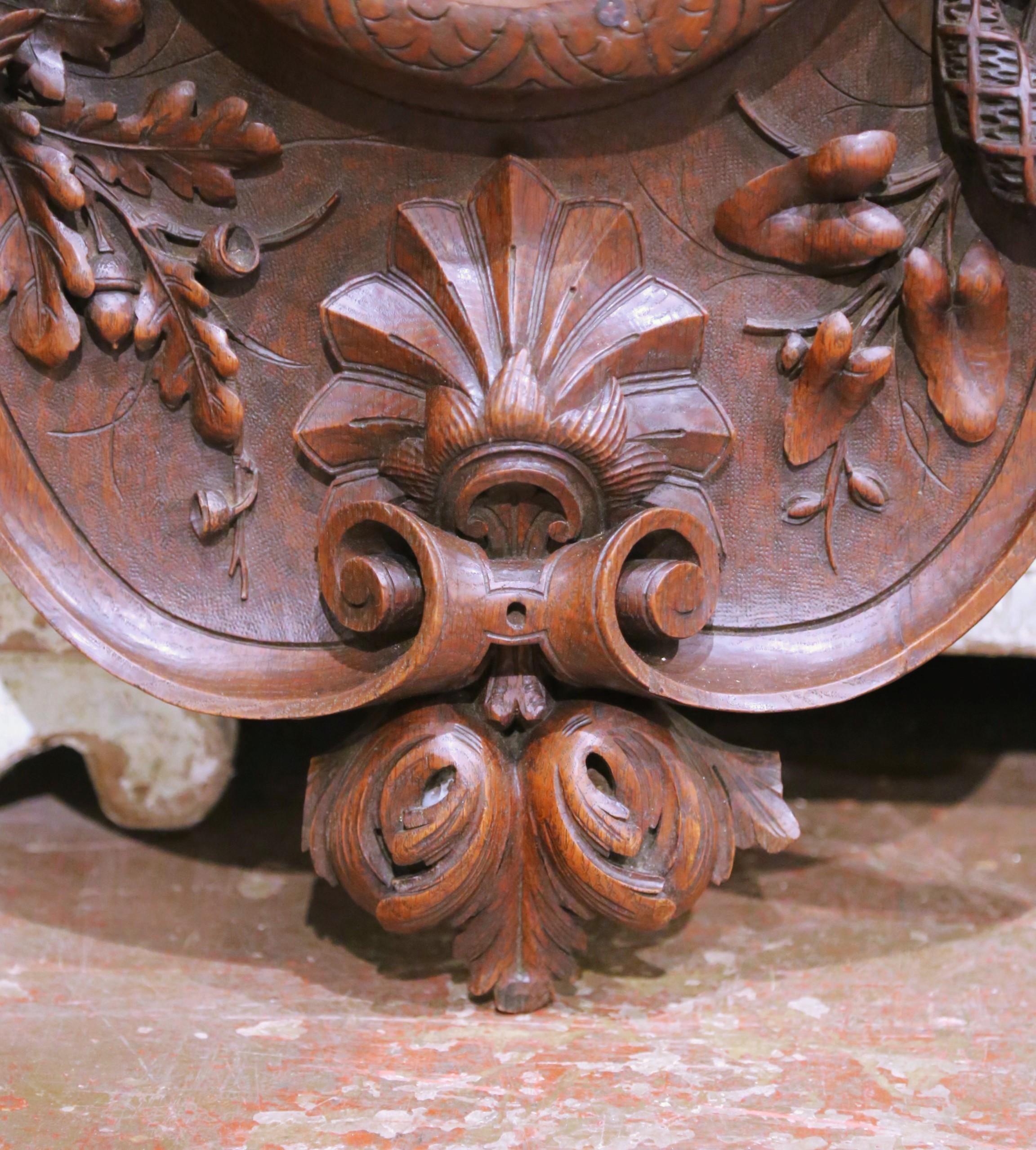 Panel de caza de pared francés del siglo XIX tallado en nogal de la Selva Negra con espejo central en venta 1