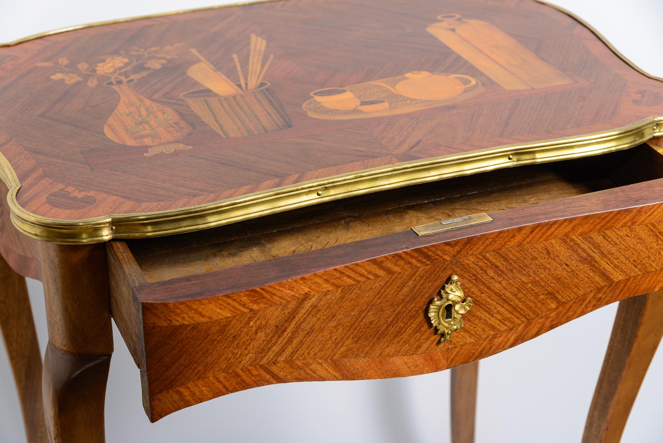 Table à thé marquetée française avec motif japonais, vers 1880 en vente 4