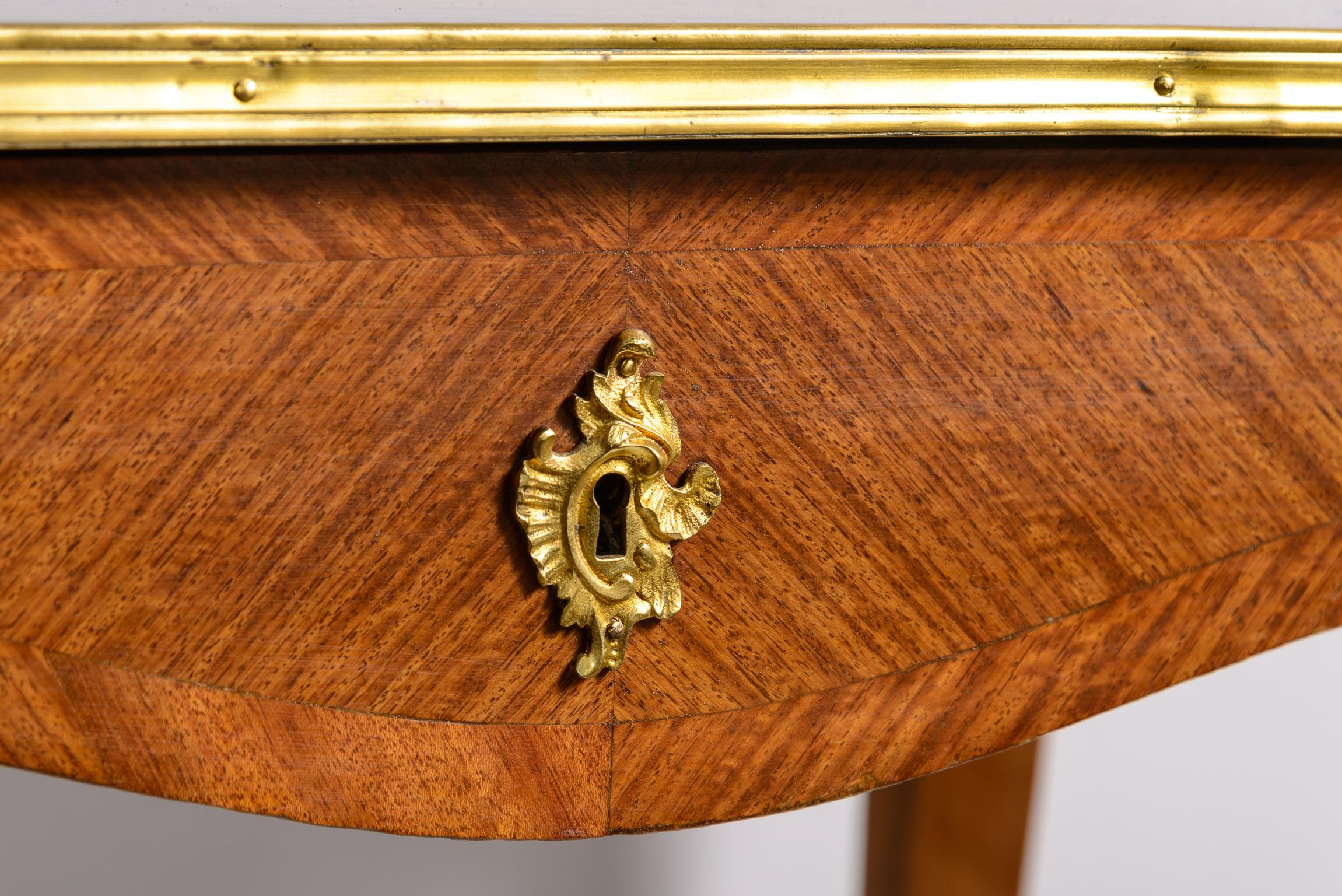 Table à thé marquetée française avec motif japonais, vers 1880 en vente 5