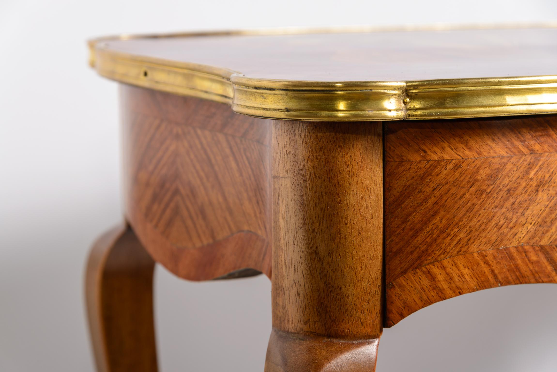 Table à thé marquetée française avec motif japonais, vers 1880 en vente 6