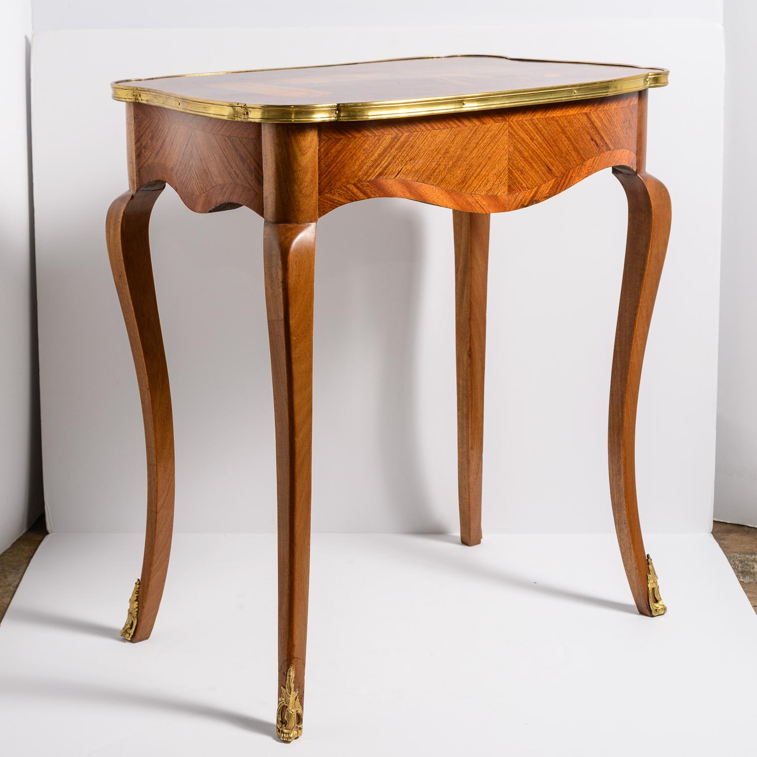En provenance de France, cette charmante table à thé en marqueterie française du C.I.C. avec un plateau en japanis.
Le design du plateau est entièrement réalisé en marqueterie à la main.  dans un magnifique décor asiatique de  Des accessoires pour