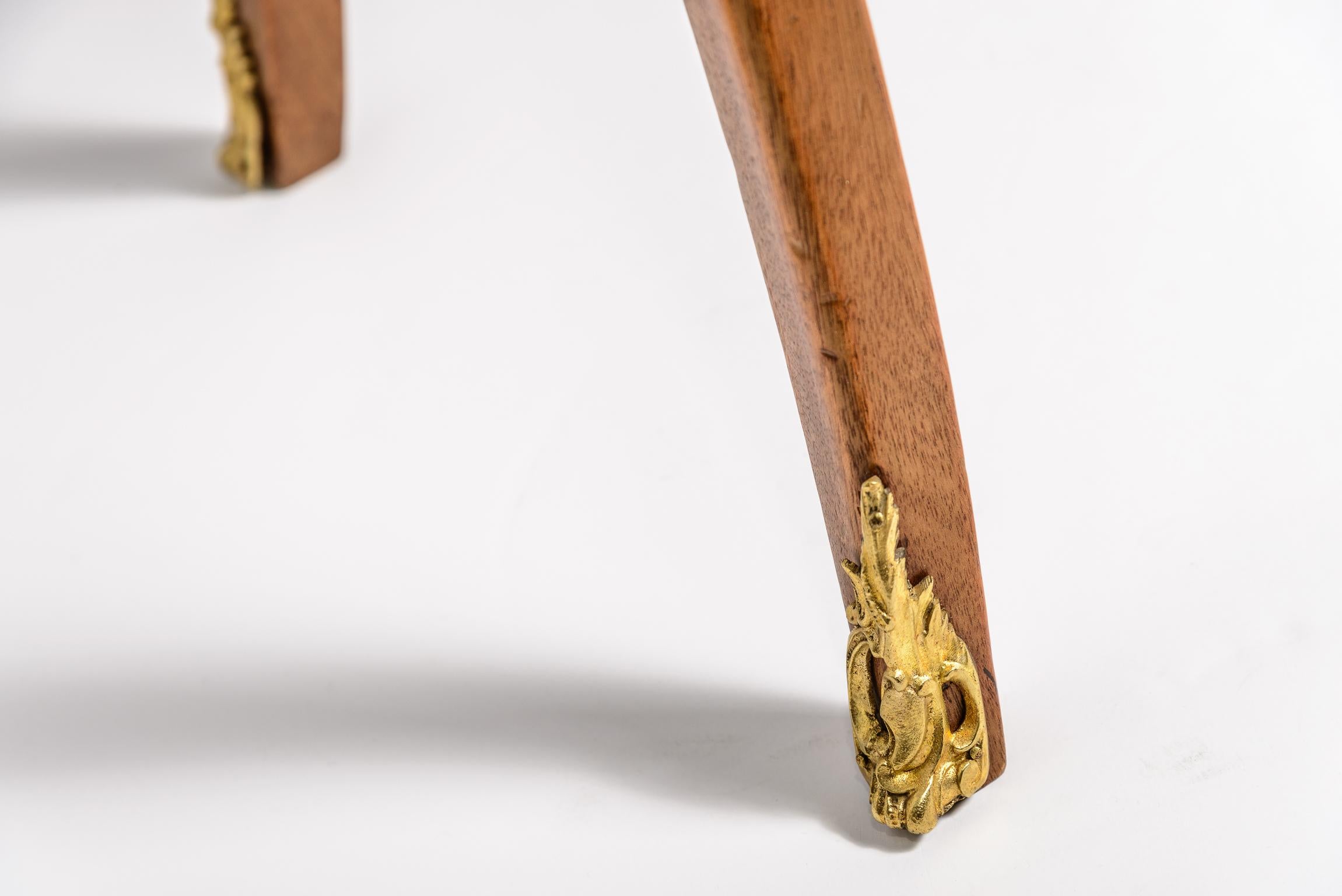 Table à thé marquetée française avec motif japonais, vers 1880 en vente 8