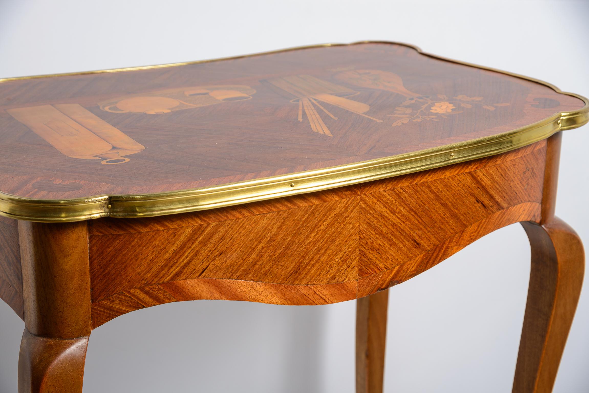 Table à thé marquetée française avec motif japonais, vers 1880 en vente 3