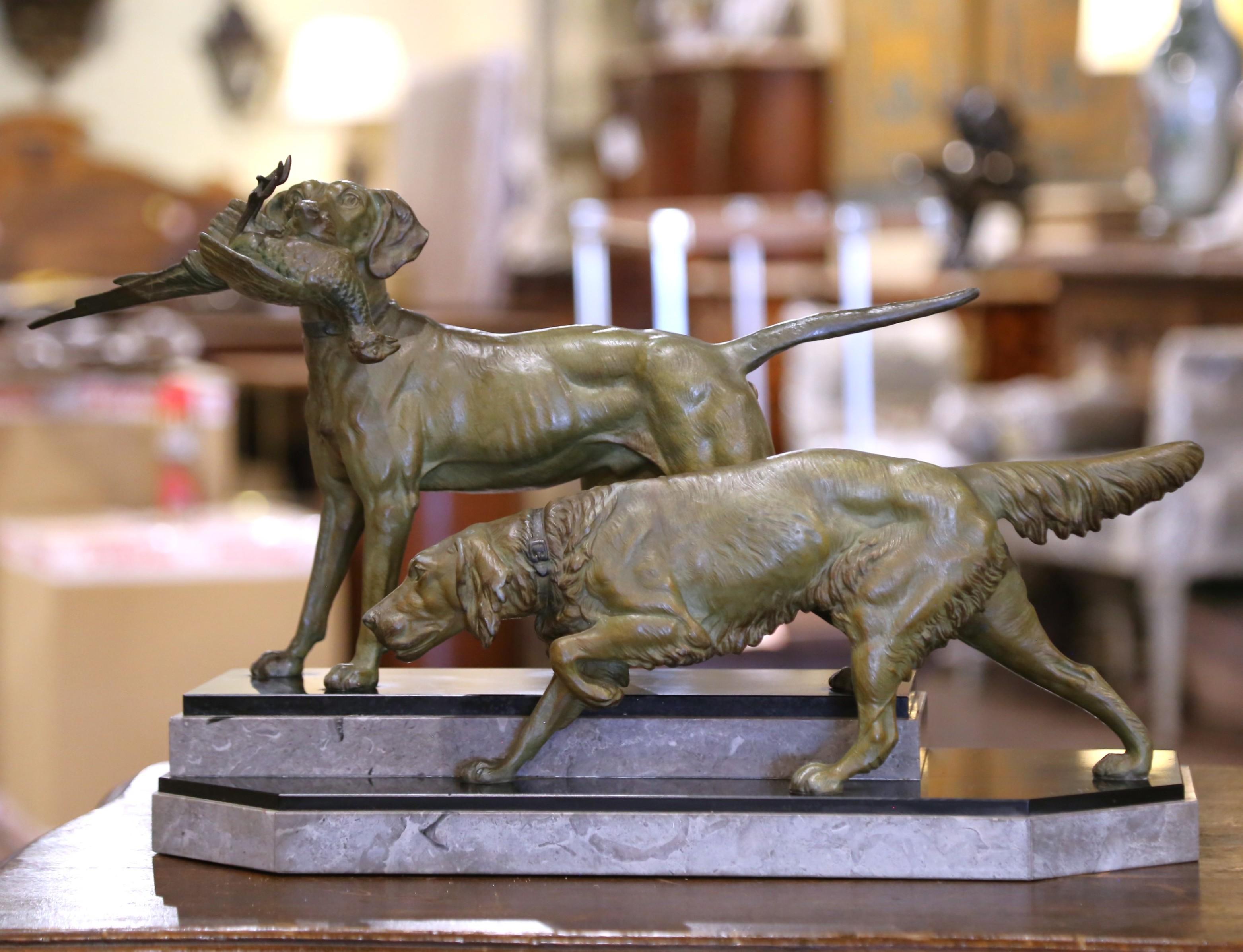 19. Jh. Französische Bronzeskulptur für Jagdhunde auf Marmorsockel, signiert C. Masson (Handgefertigt) im Angebot