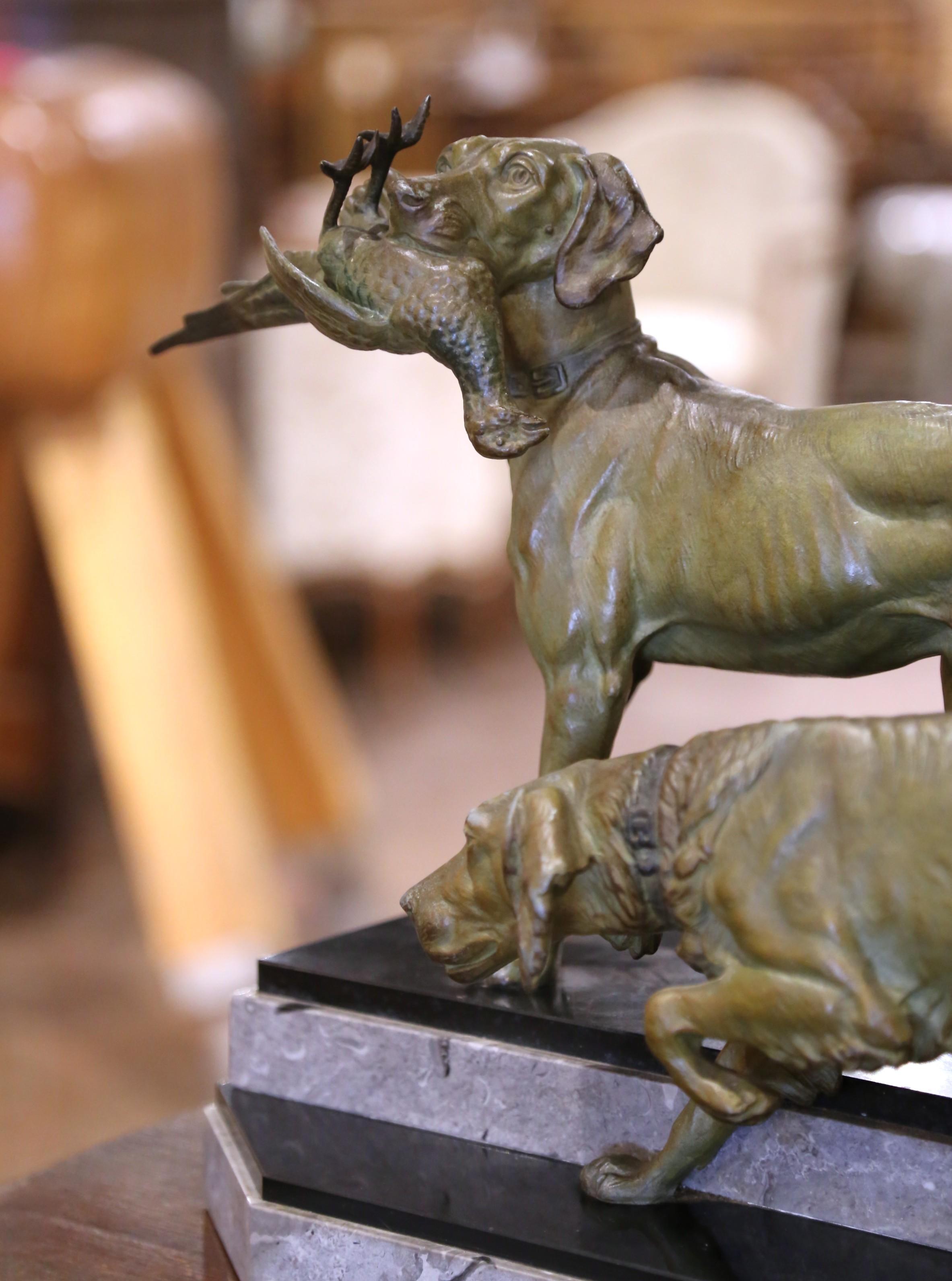 19. Jh. Französische Bronzeskulptur für Jagdhunde auf Marmorsockel, signiert C. Masson im Zustand „Hervorragend“ im Angebot in Dallas, TX