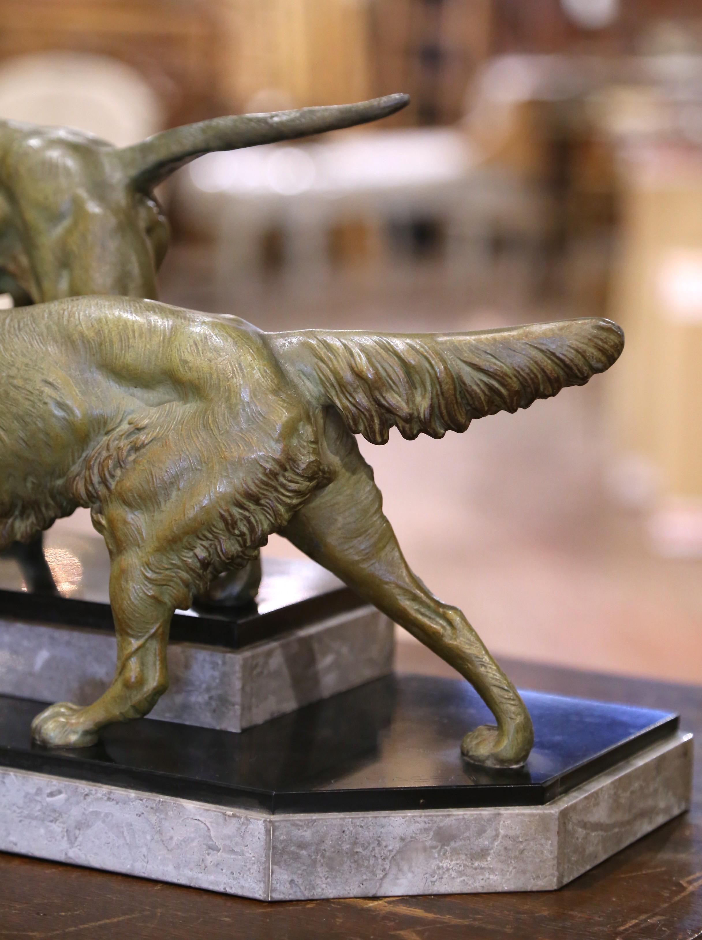 19. Jh. Französische Bronzeskulptur für Jagdhunde auf Marmorsockel, signiert C. Masson im Angebot 1