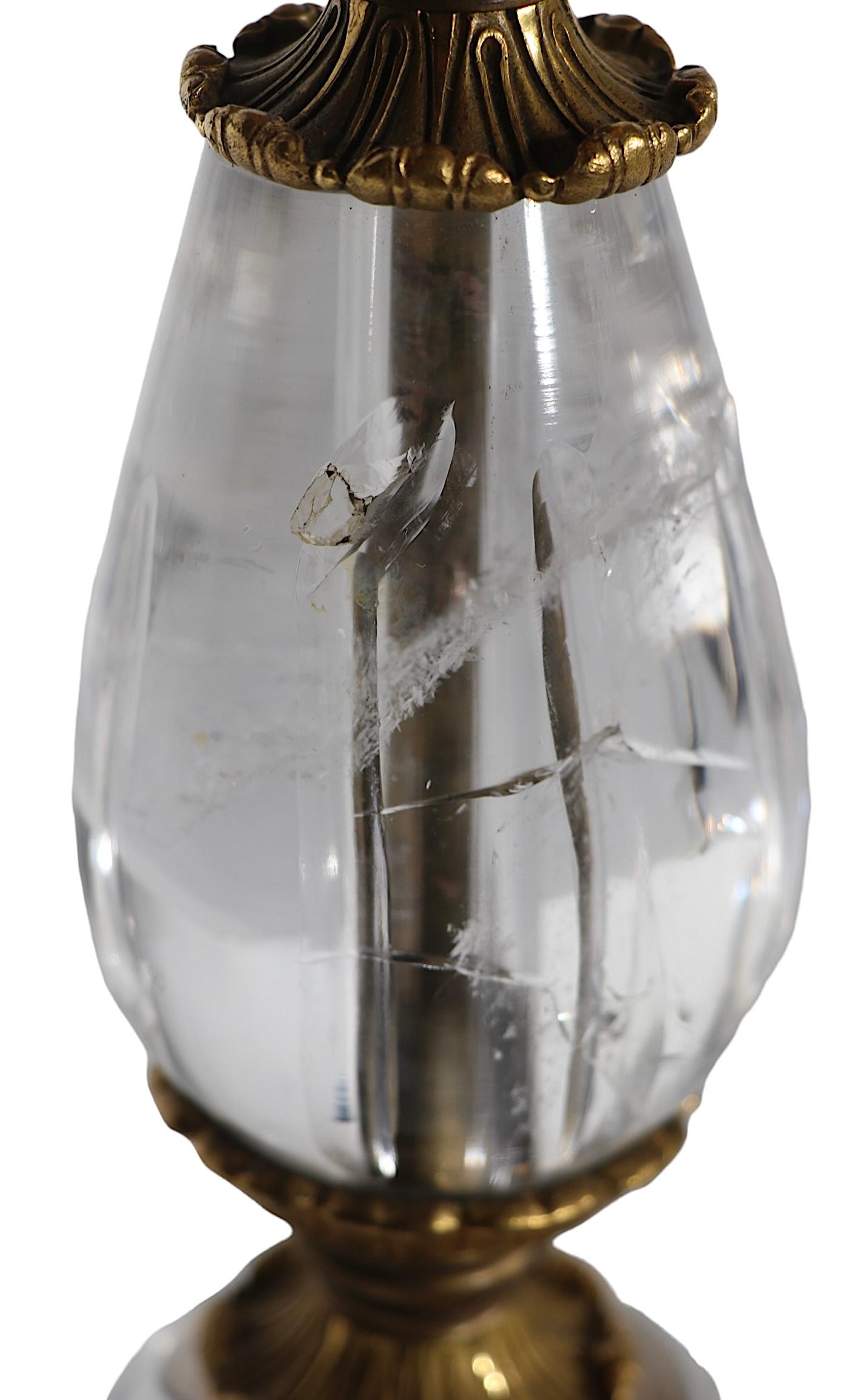 Klassisches 19. Jahrhundert.  Neoklassizistische französische Tischlampe aus Messing, Ormolu und Bergkristall. Die Lampe ist in gutem, funktionsfähigem Zustand, es gibt Mängel und Flecken auf dem Bergkristall-Element, und die obere Kristall-Bobeche,