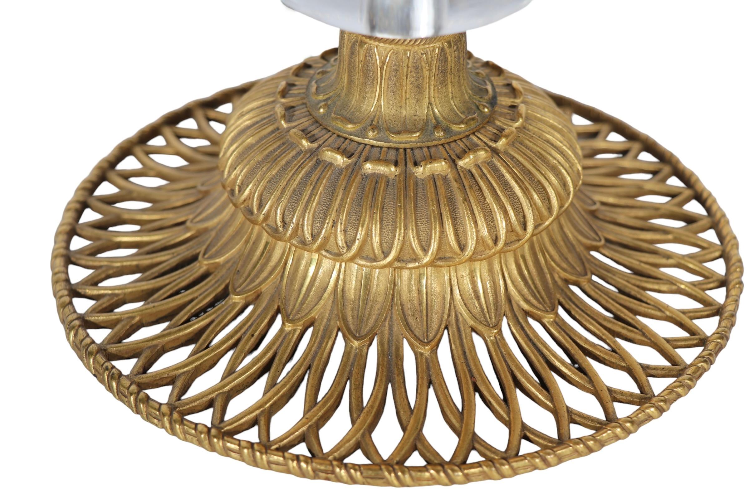 Français   A.I.C. Table chandelier en bronze, bronze doré et cristal de roche. en vente