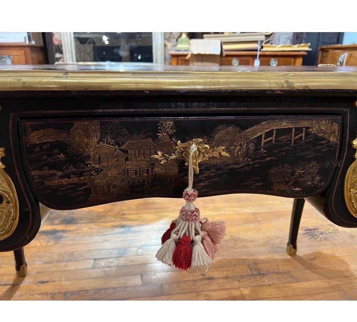 19th C French Bronze Ormolu Mounted Black Chinoiserie Decorated Leather Top Desk In Good Condition In Atlanta, GA