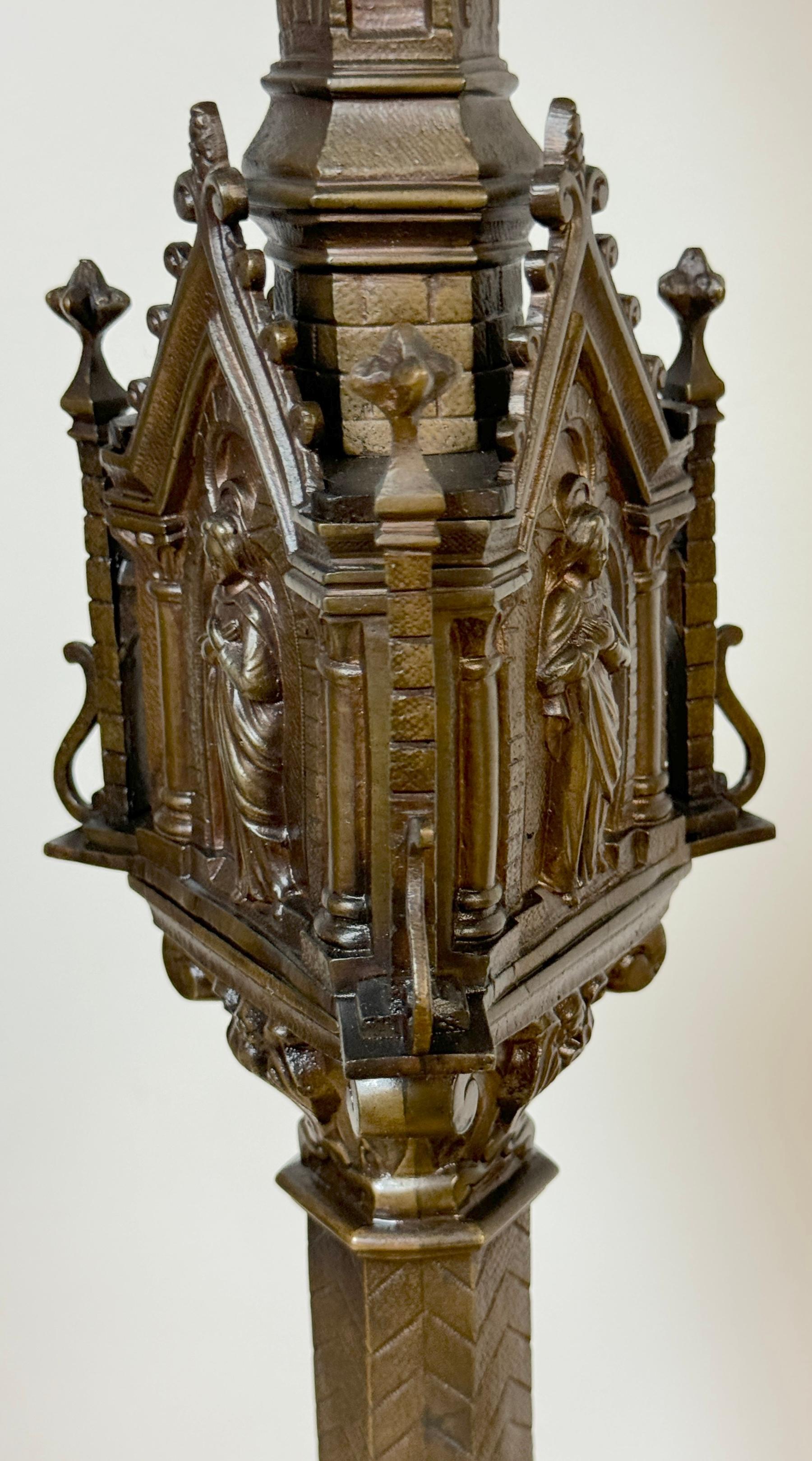 Candelieri d'altare gotici francesi in zinco bronzato del XIX secolo in vendita 3