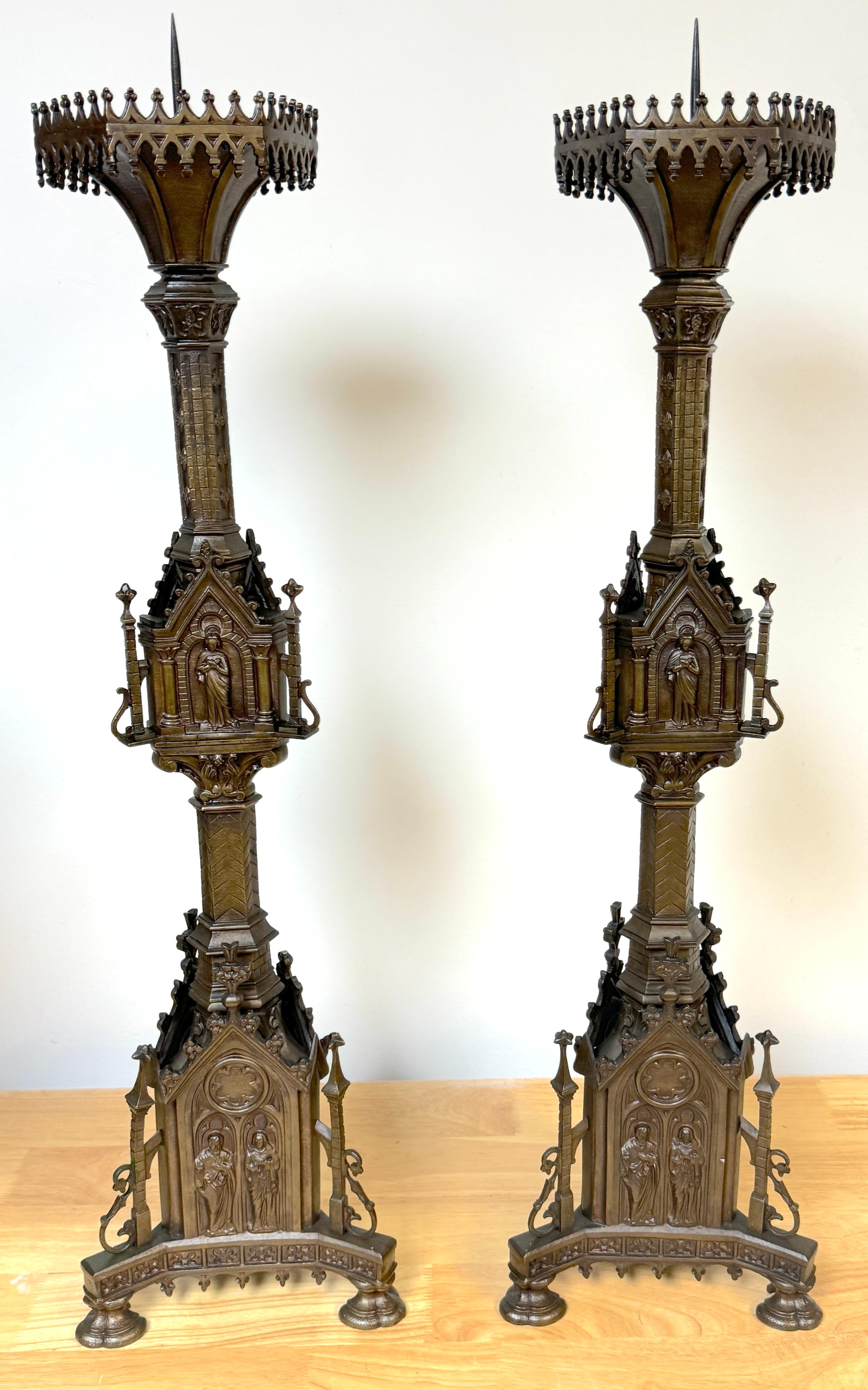 Candelieri d'altare gotici francesi in zinco bronzato del XIX secolo in vendita 5