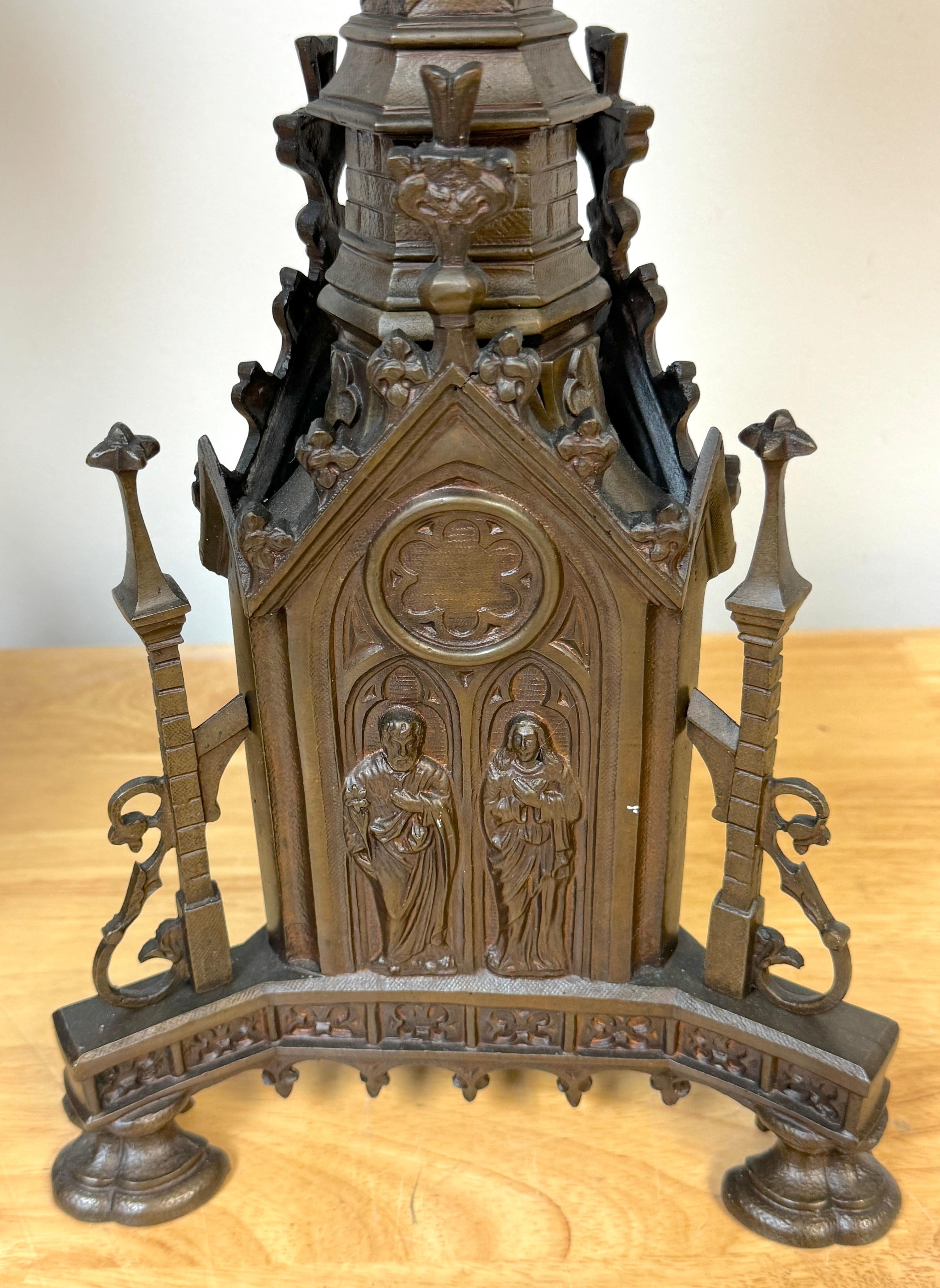 Candelieri d'altare gotici francesi in zinco bronzato del XIX secolo in vendita 7