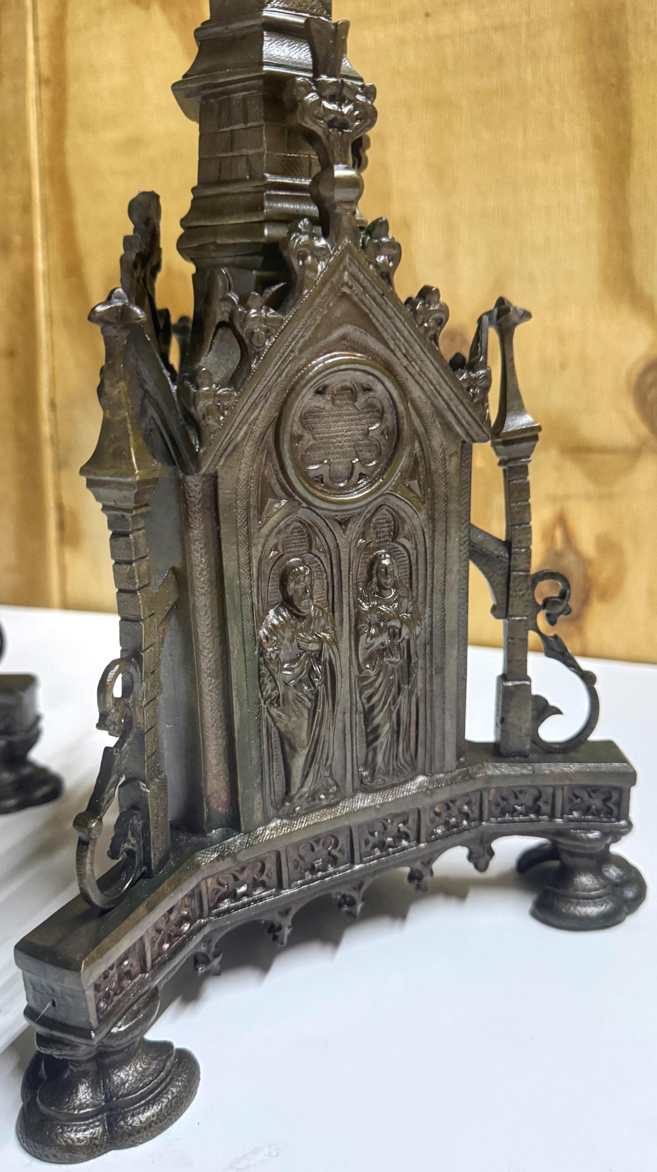 Candelieri d'altare gotici francesi in zinco bronzato del XIX secolo in vendita 8