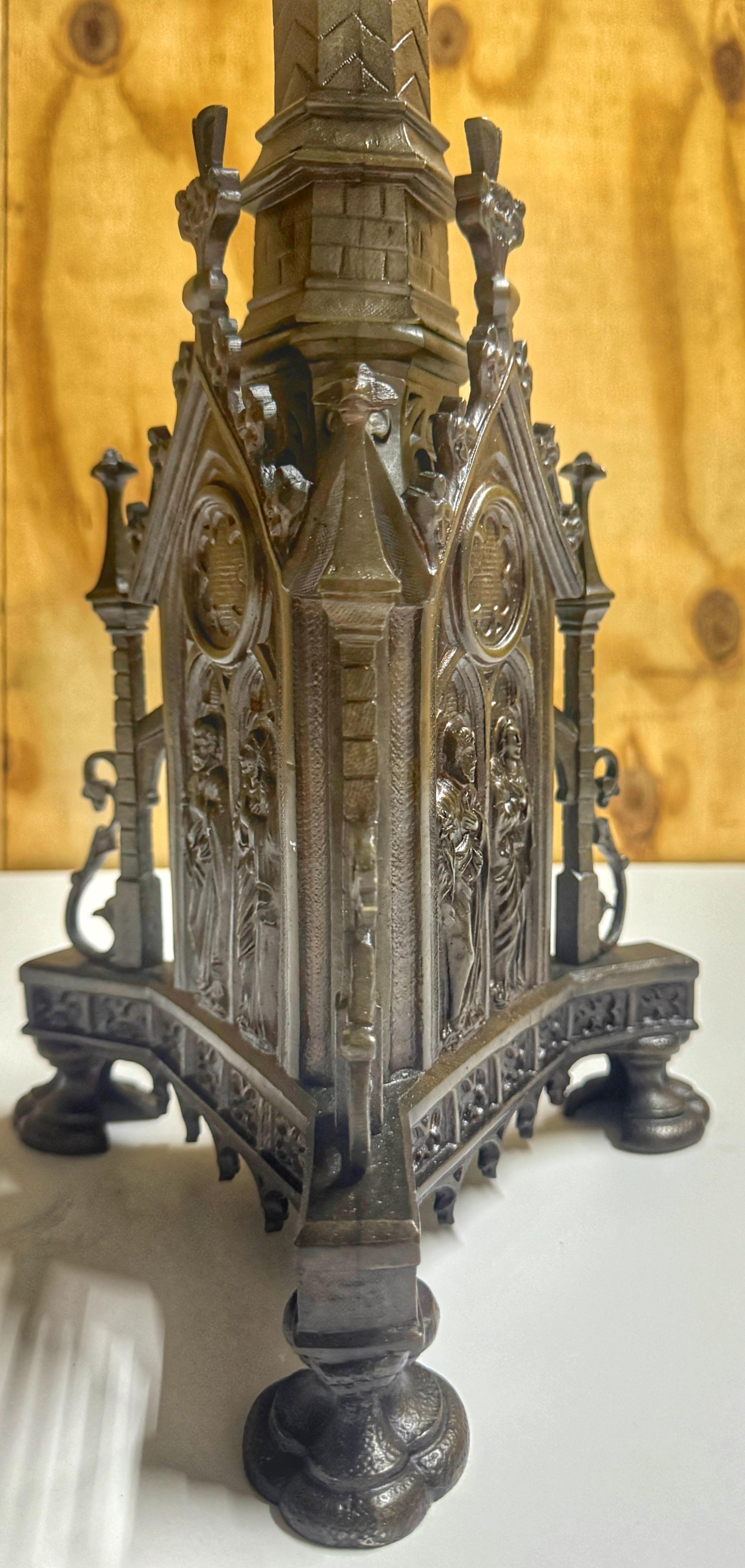 Candelieri d'altare gotici francesi in zinco bronzato del XIX secolo in vendita 9