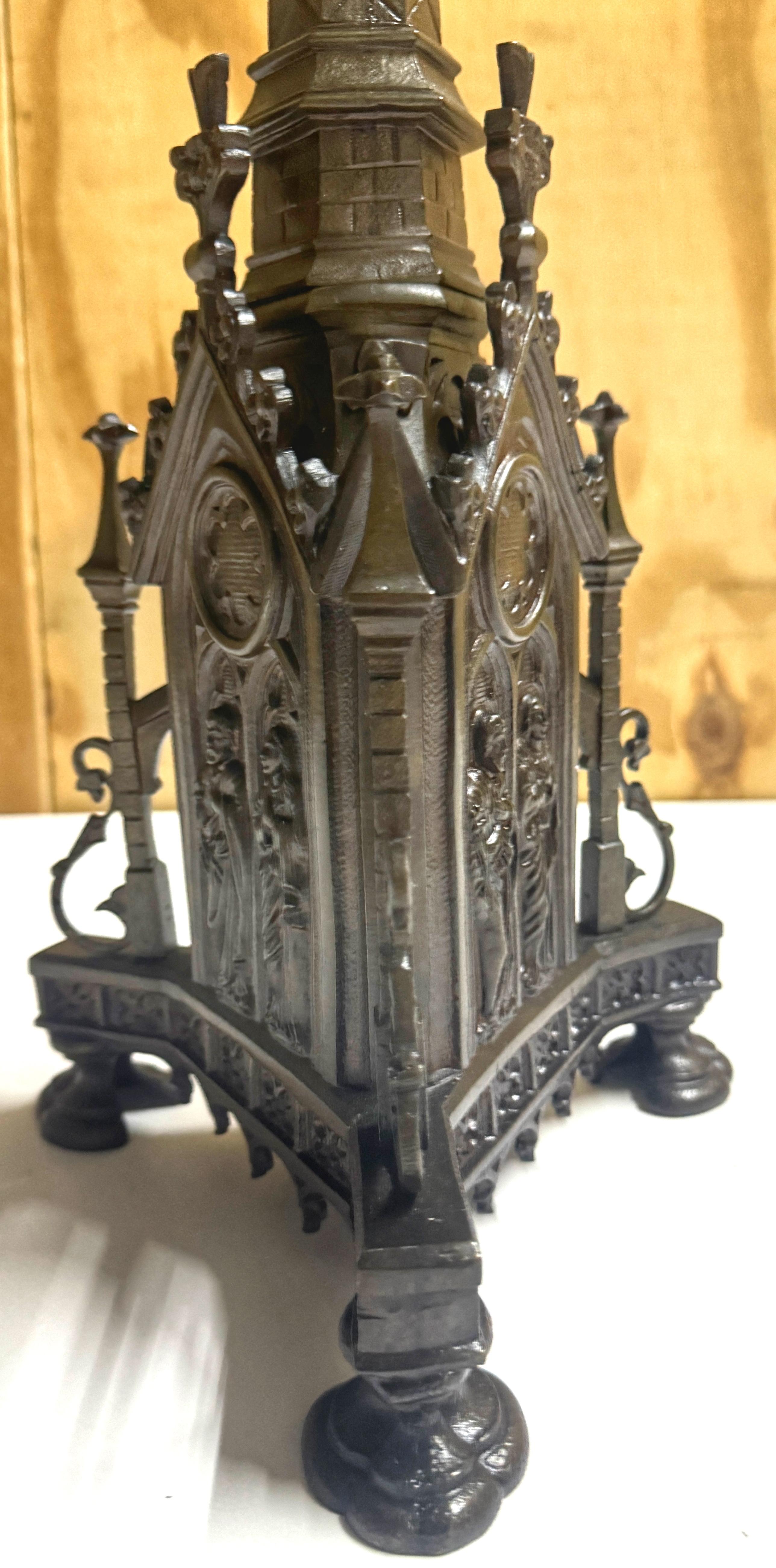 Candelieri d'altare gotici francesi in zinco bronzato del XIX secolo in vendita 11