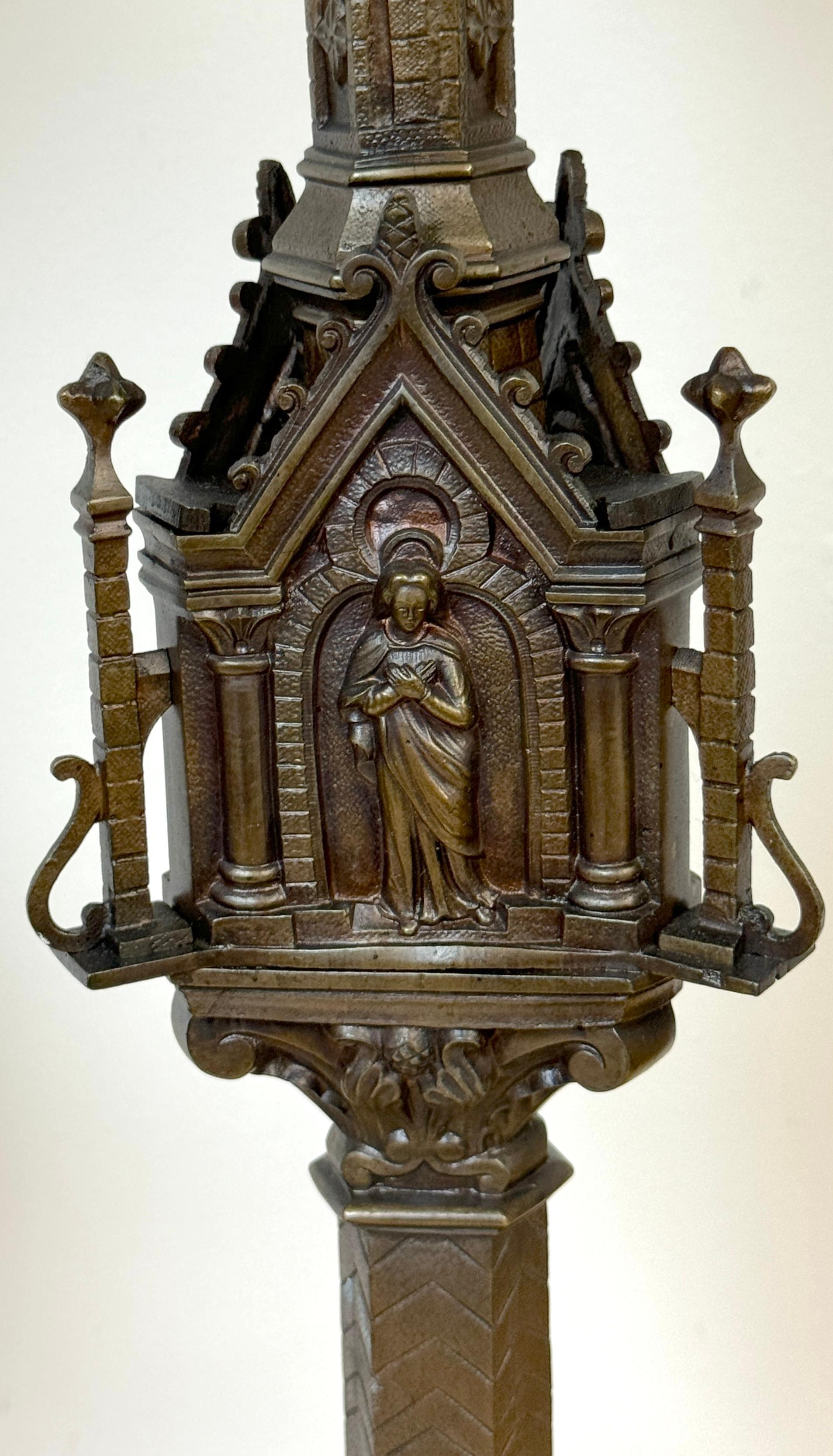 Neogotico Candelieri d'altare gotici francesi in zinco bronzato del XIX secolo in vendita