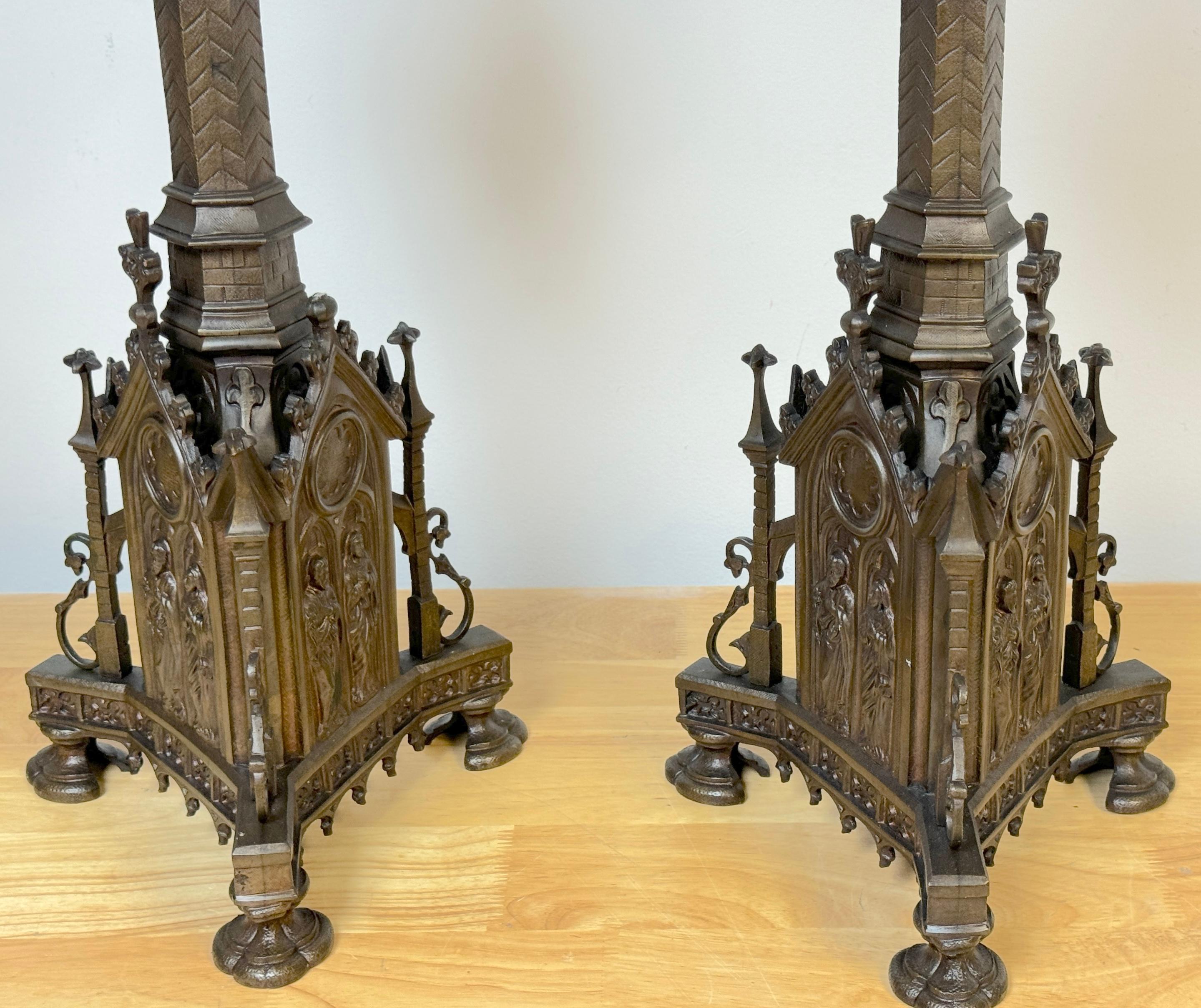 Candelieri d'altare gotici francesi in zinco bronzato del XIX secolo in vendita 2